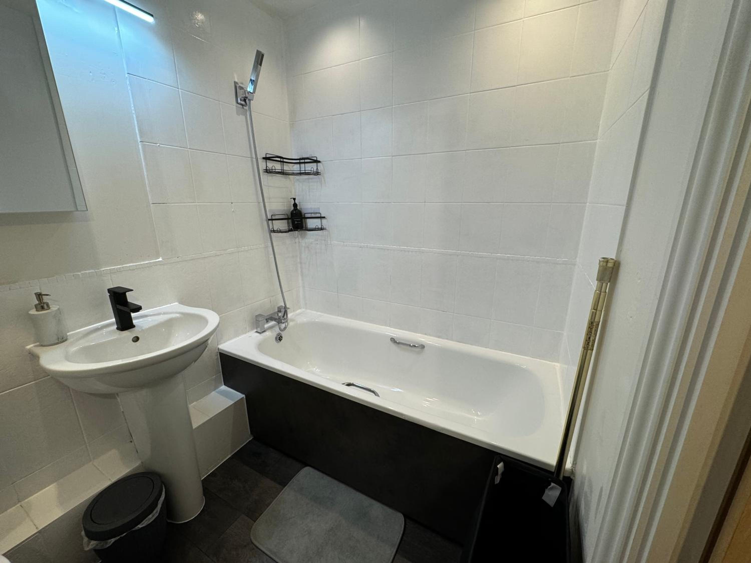 Lux 1 bedroom and a private bathroom in a shared flat with free parking and Netflix, photo 14