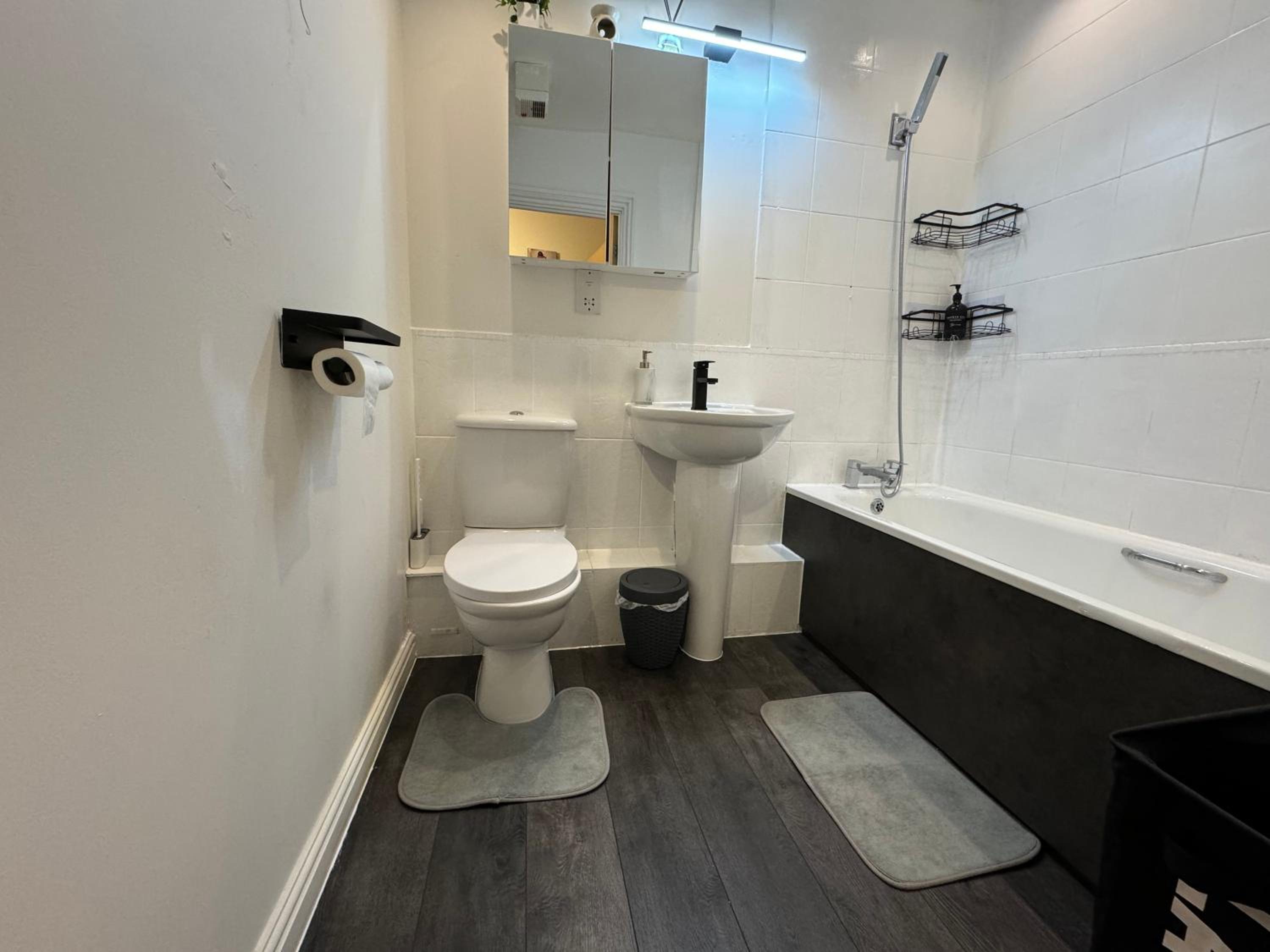 Lux 1 bedroom and a private bathroom in a shared flat with free parking and Netflix, photo 6