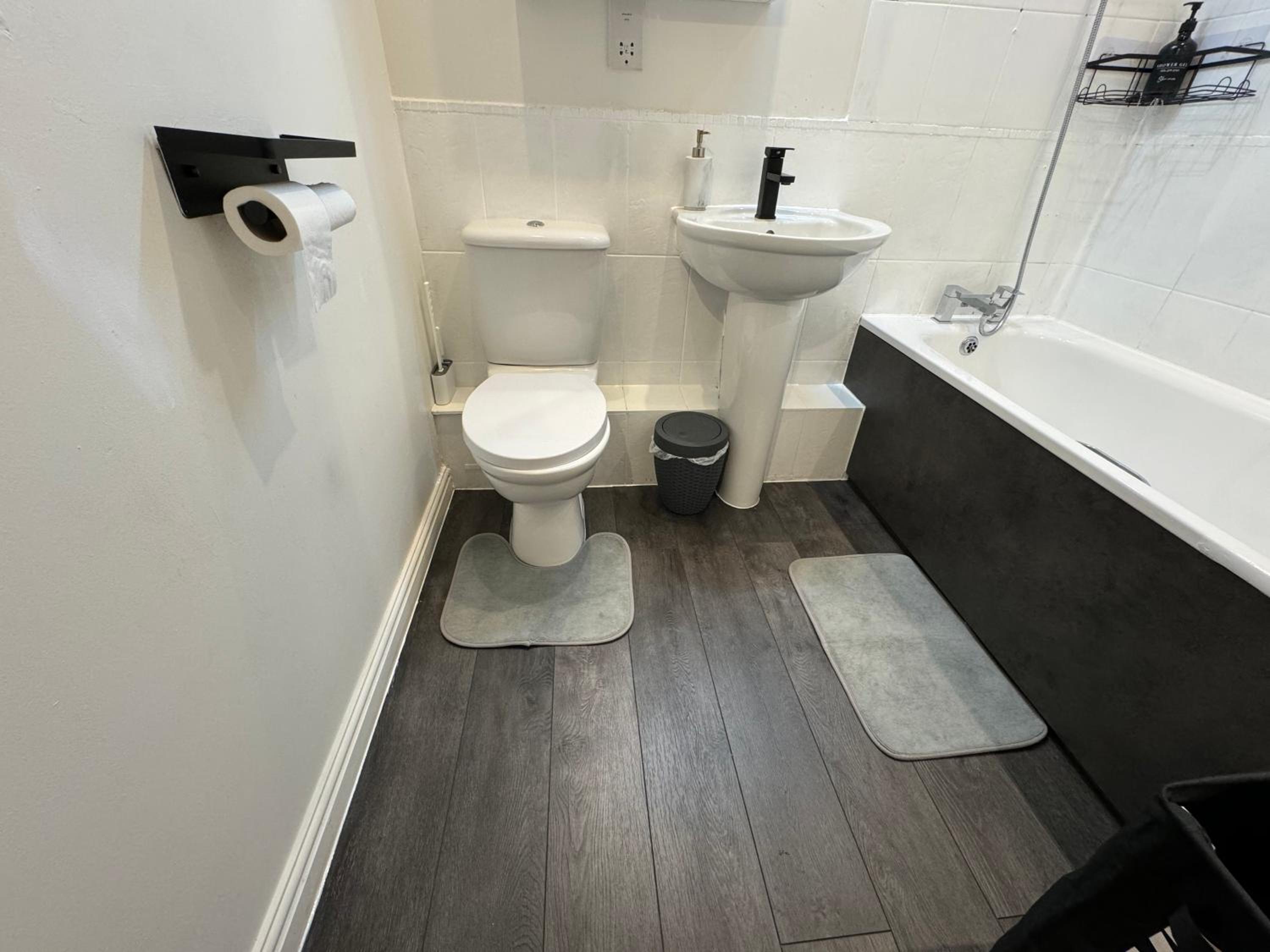Lux 1 bedroom and a private bathroom in a shared flat with free parking and Netflix, photo 11