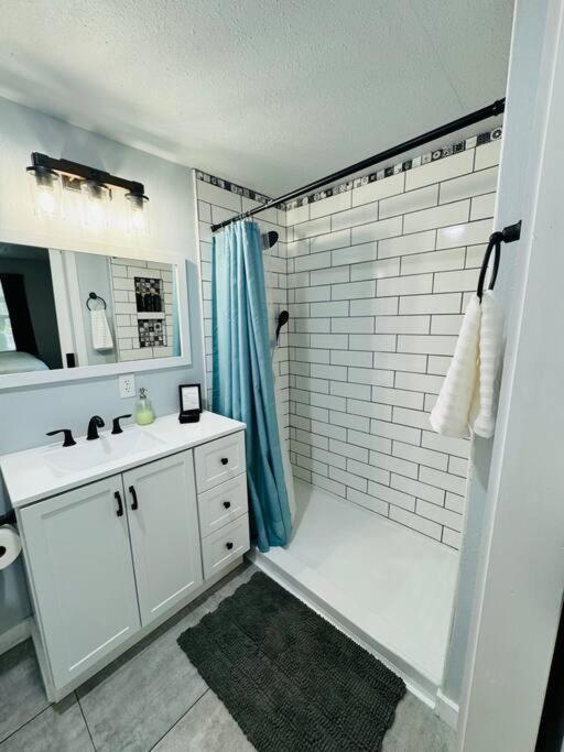 HOT TUB! Cozy Bungalow Downtown near River view 5
