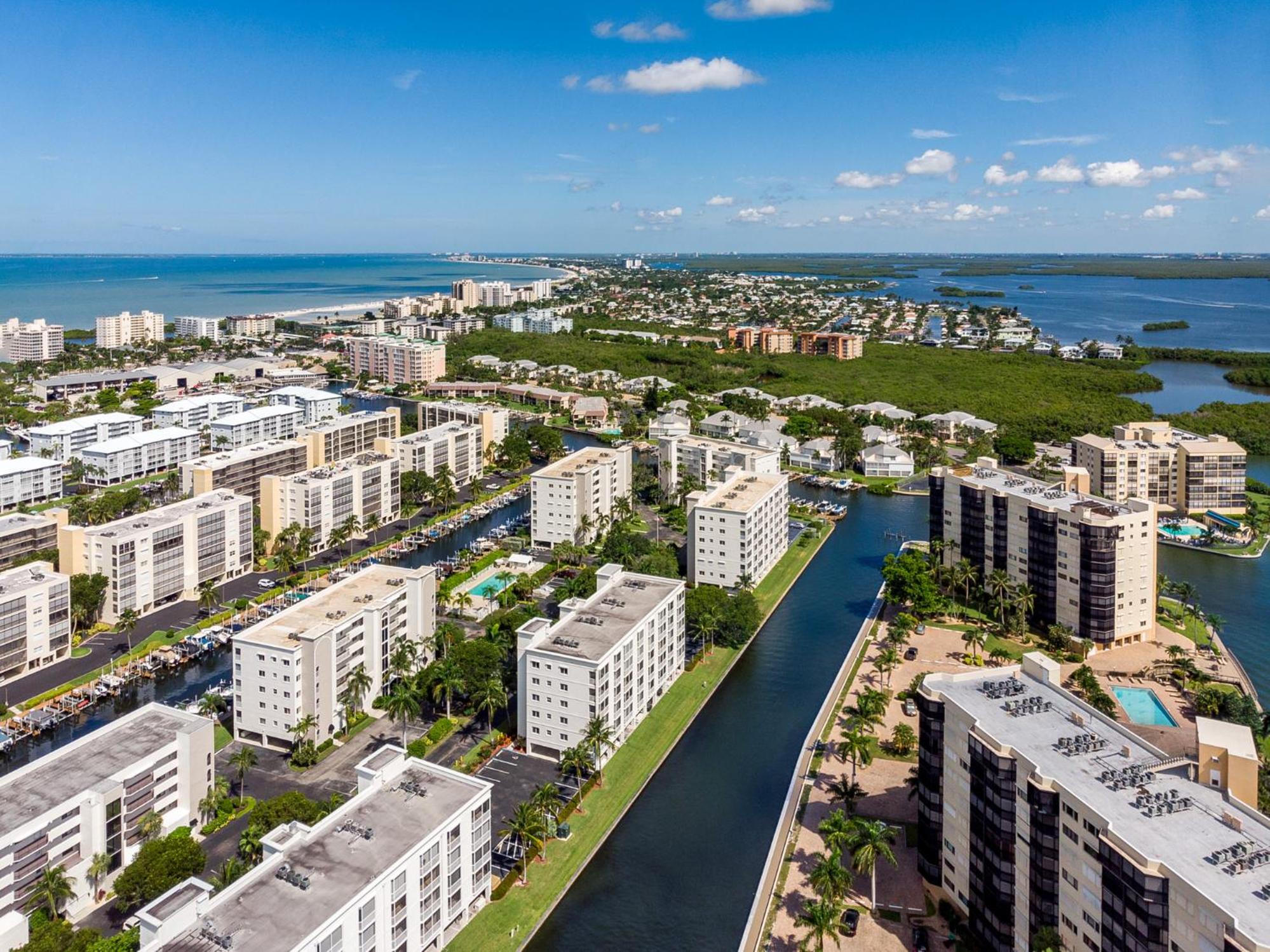 Beachside Condo w/ Pool, Lanai & Walk to Beach