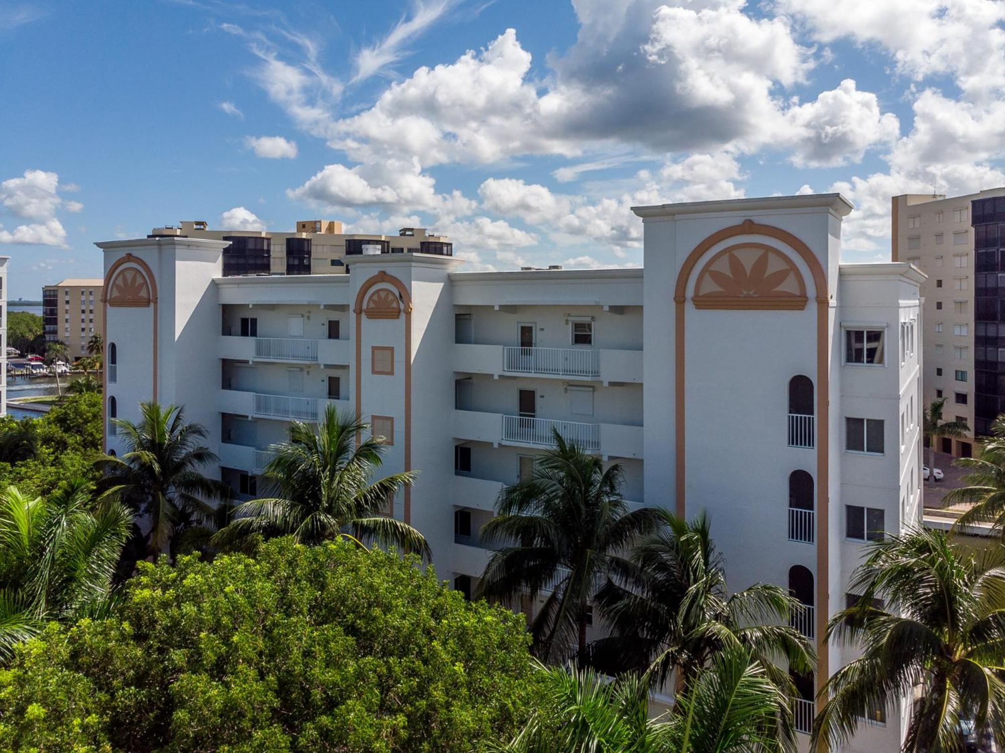 Beachside Condo w/ Pool, Lanai & Walk to Beach