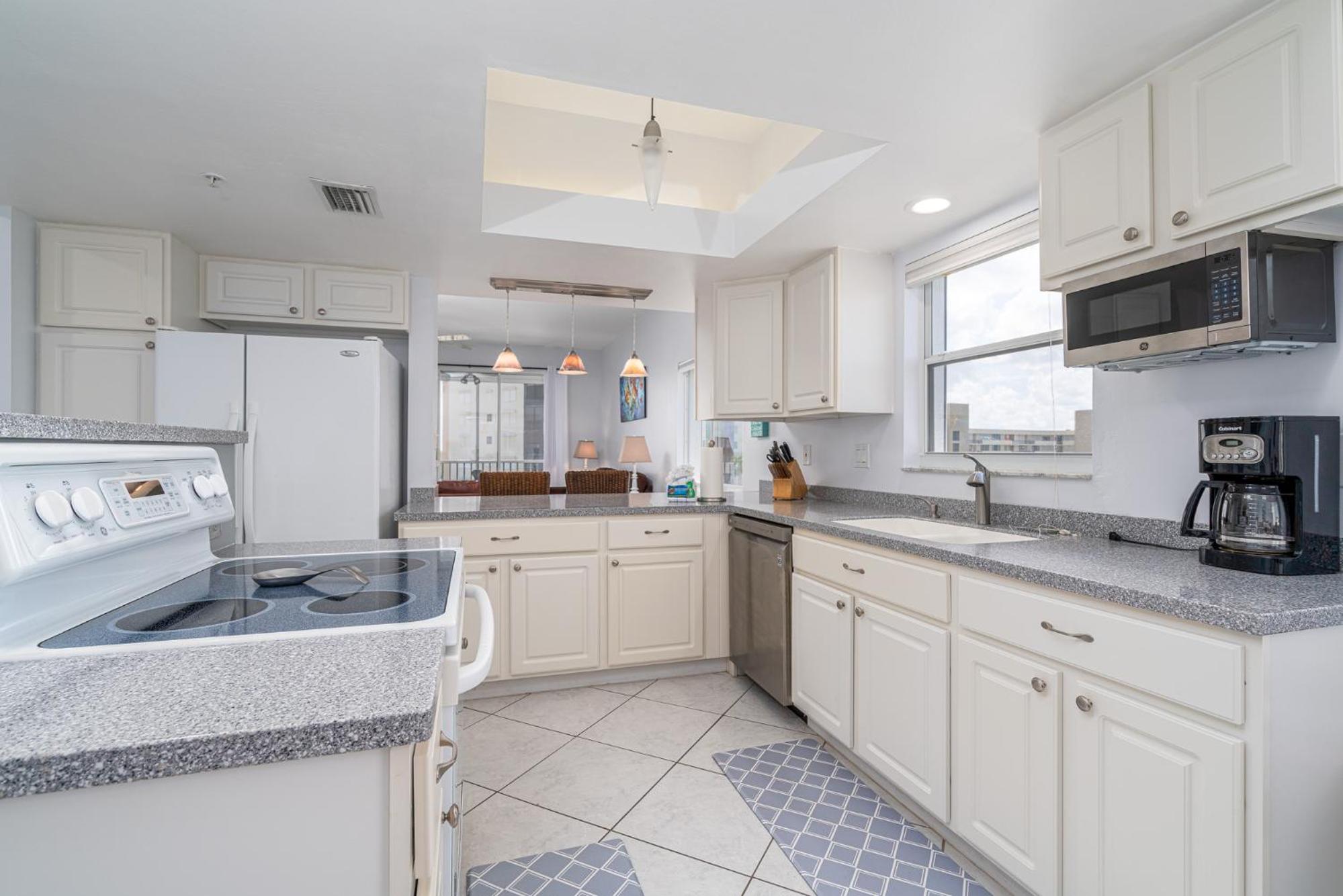 Beachside Condo w/ Pool, Lanai & Walk to Beach