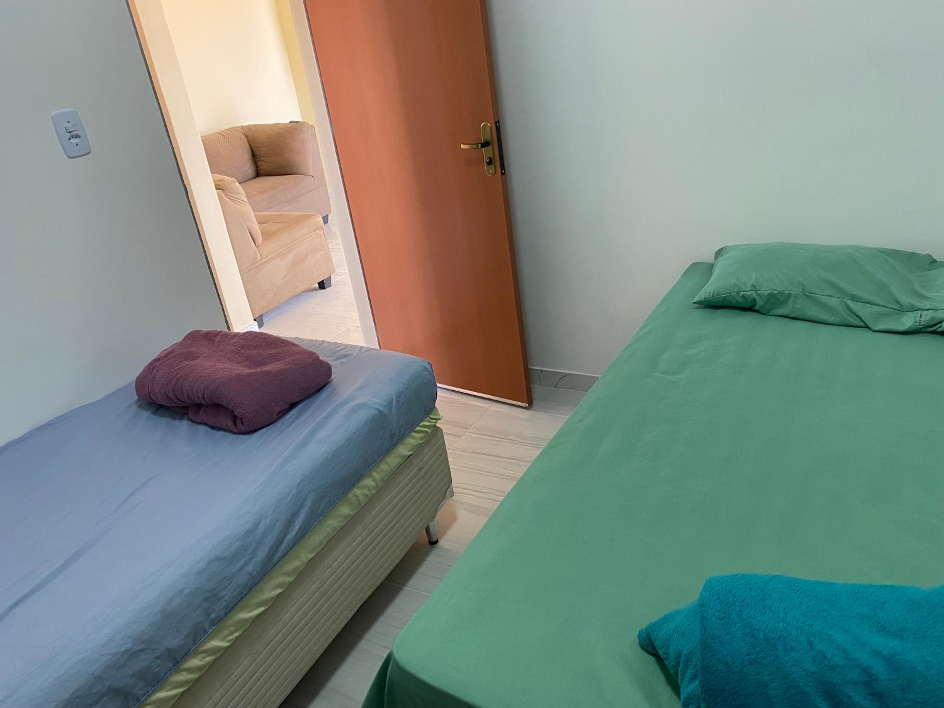Flats com ar condicionado, garagem e internet