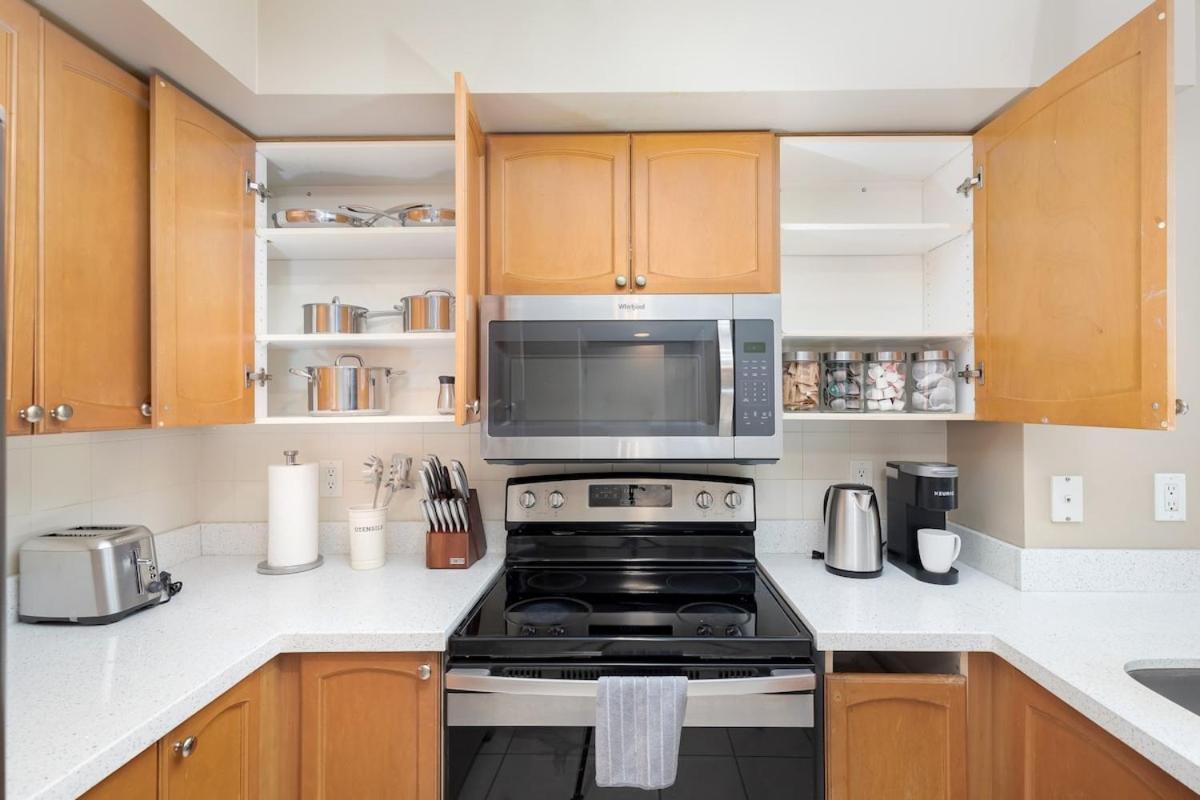 Condo by Toronto Waterfront & Parking