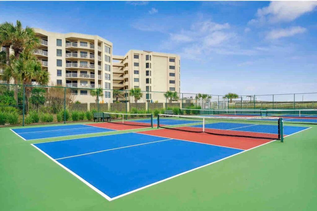 Fun cozy beach retreat! Steps to beach, heated pool & pickleball view 4