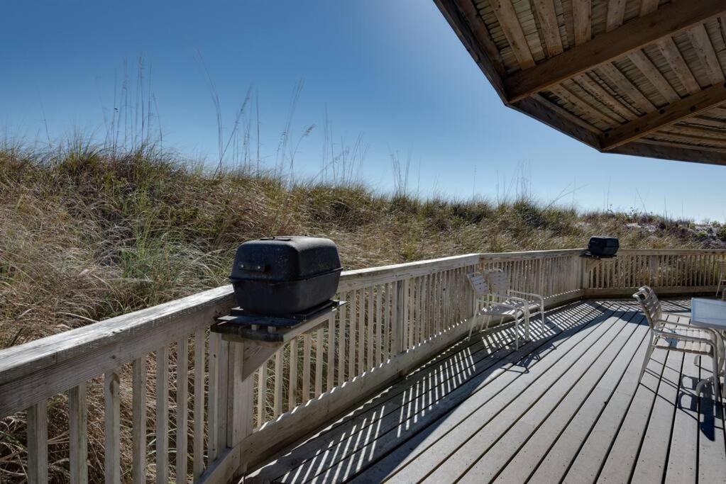 Fun cozy beach retreat! Steps to beach, heated pool & pickleball view 5