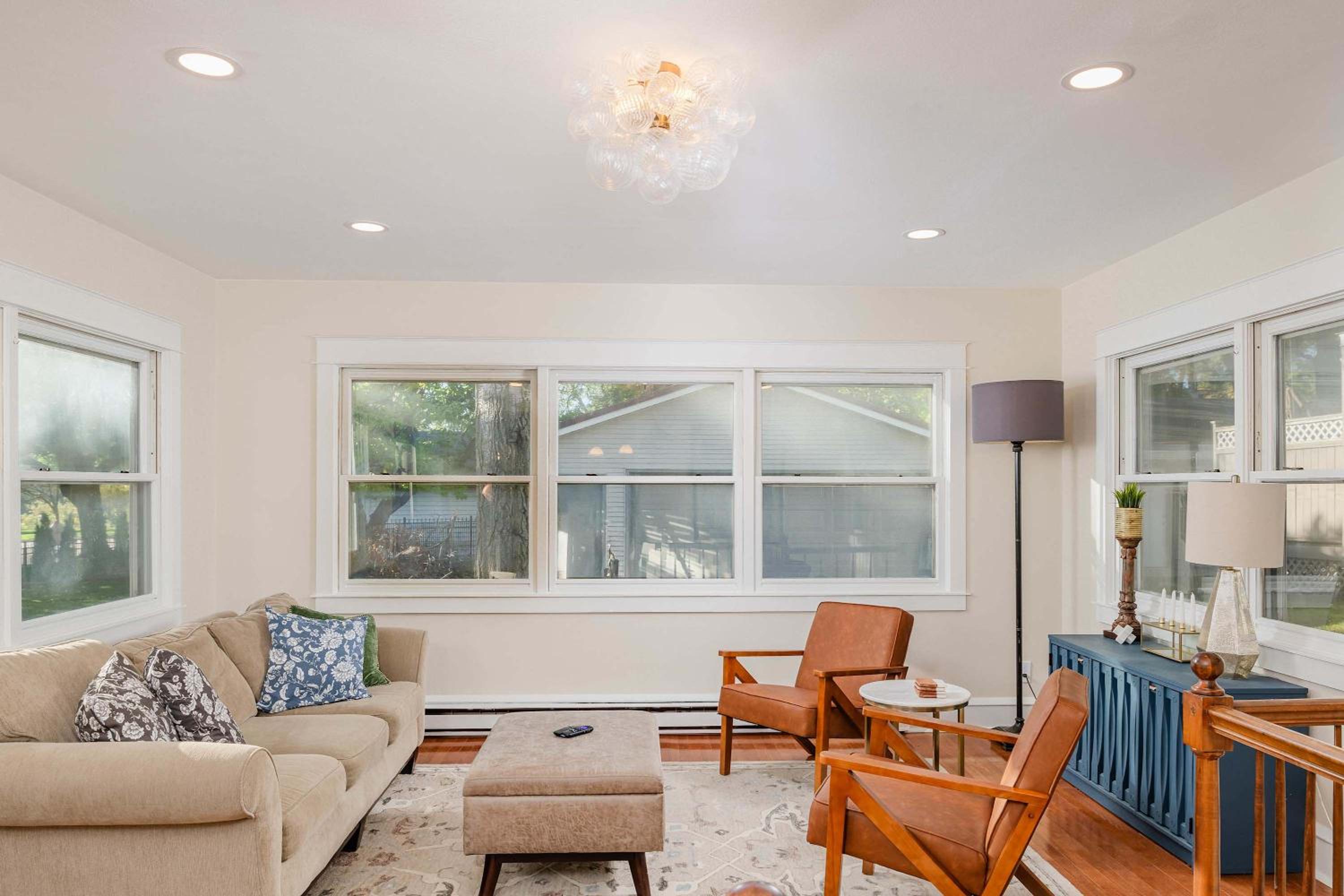 Majestic Mansion on State - Sleeps 13 view 4
