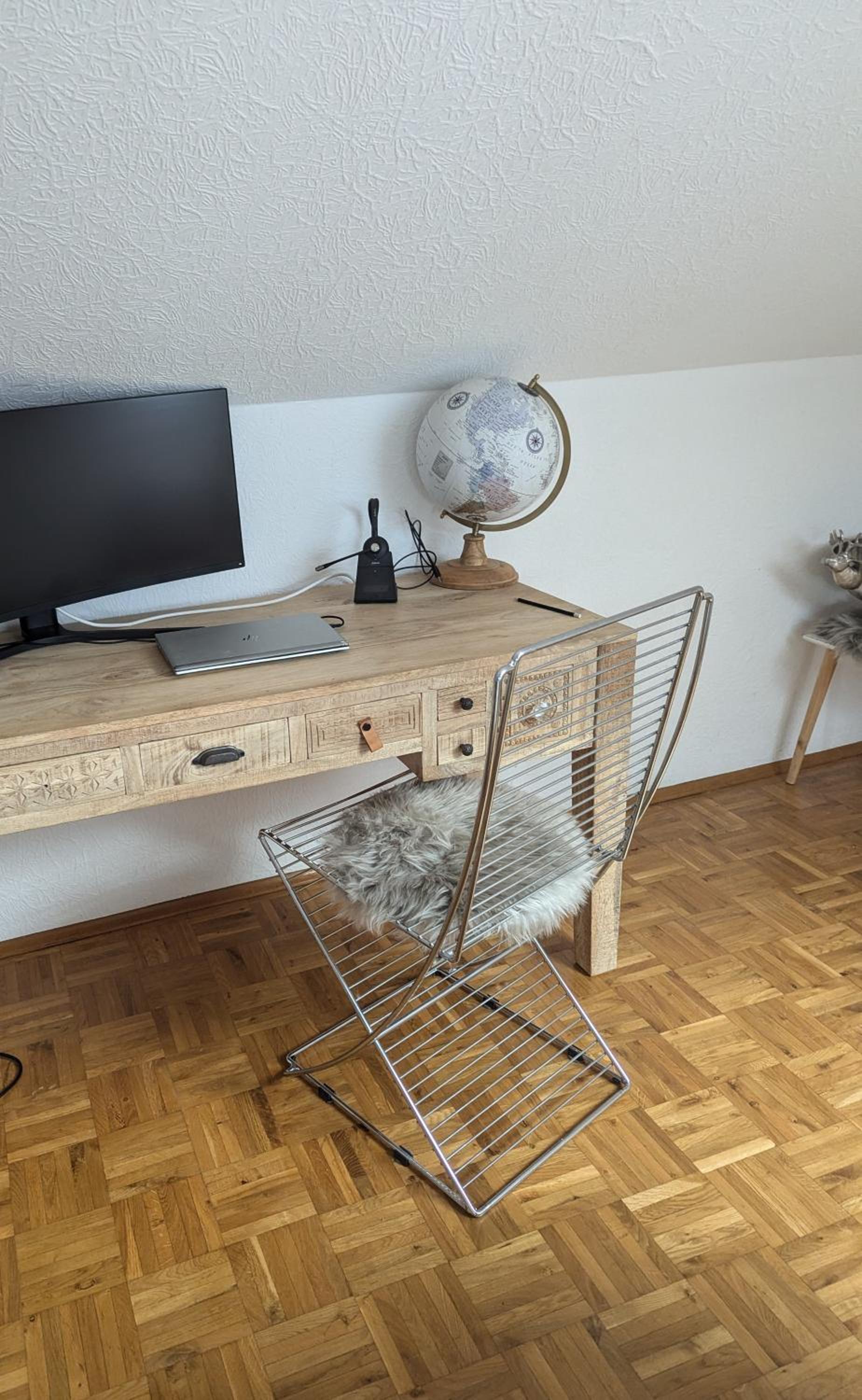 Exklusives 2 Zimmer Dachstudio mit Kamin Perfekte Lage für Phantasialand und Köln Messe inkl Parkplatz und Vollausstattung