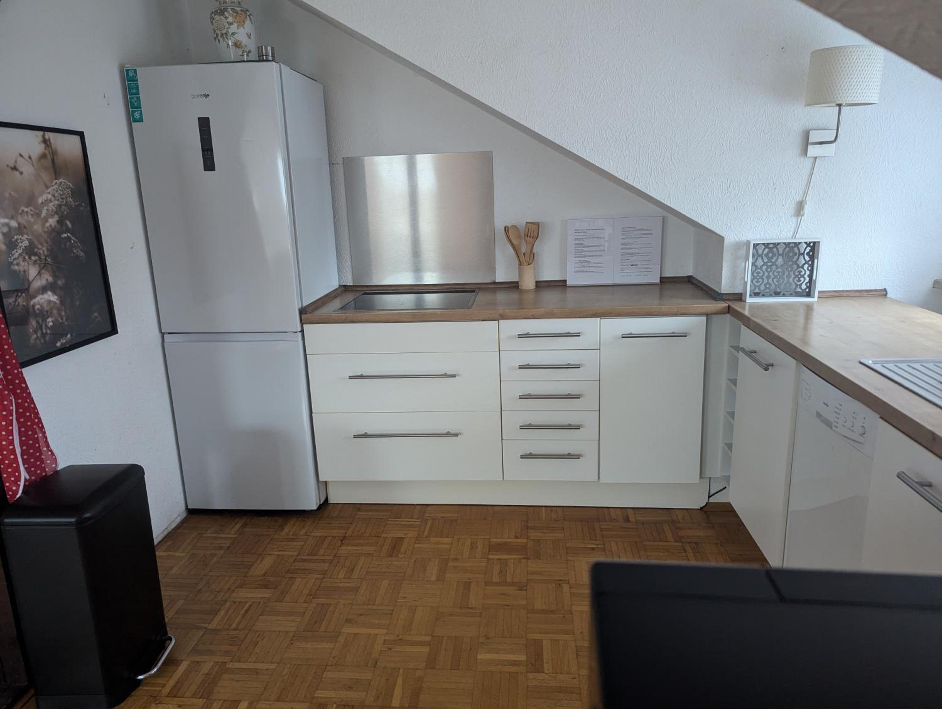 Exklusives 2 Zimmer Dachstudio mit Kamin Perfekte Lage für Phantasialand und Köln Messe inkl Parkplatz und Vollausstattung