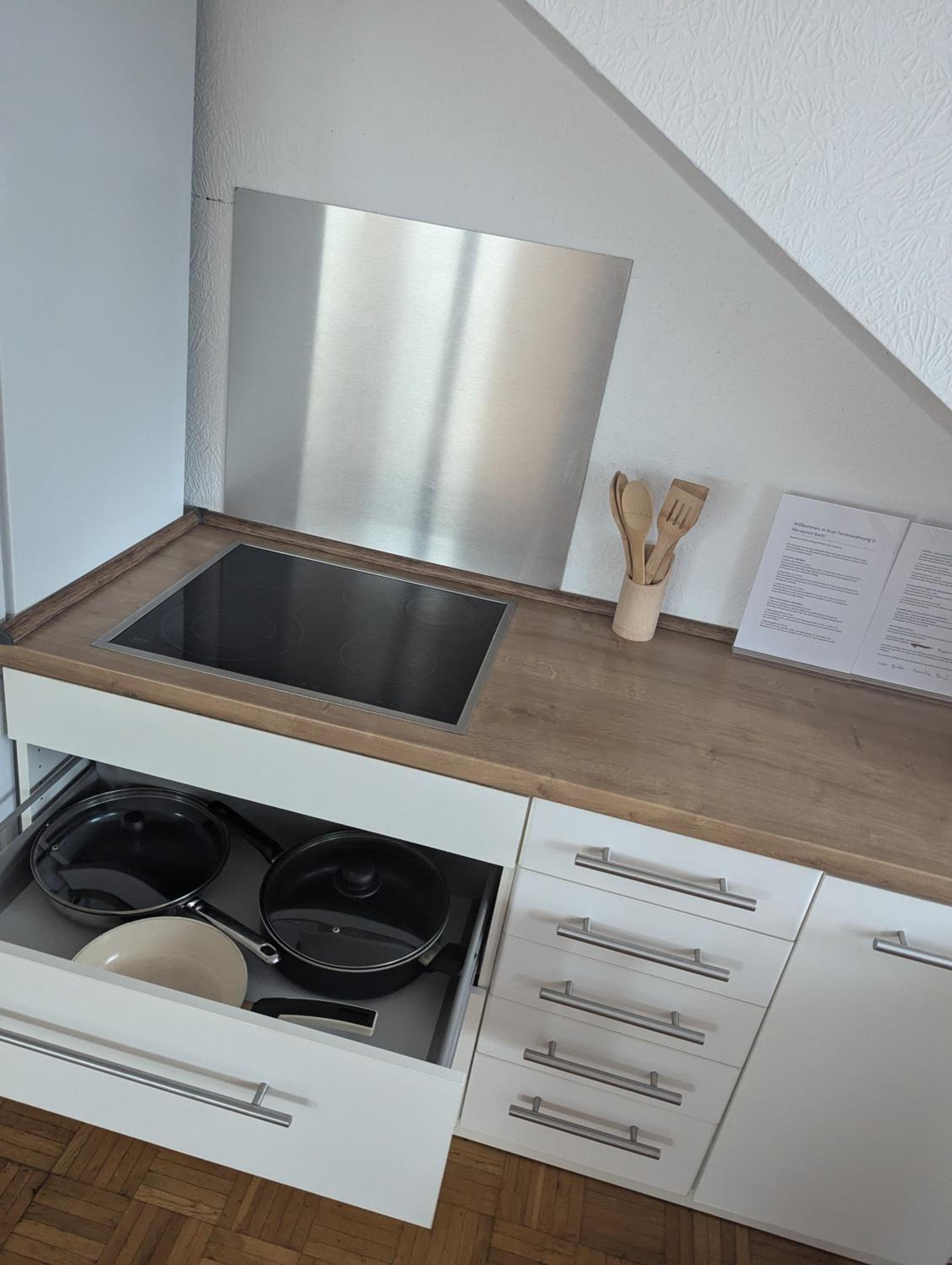 Exklusives 2 Zimmer Dachstudio mit Kamin Perfekte Lage für Phantasialand und Köln Messe inkl Parkplatz und Vollausstattung