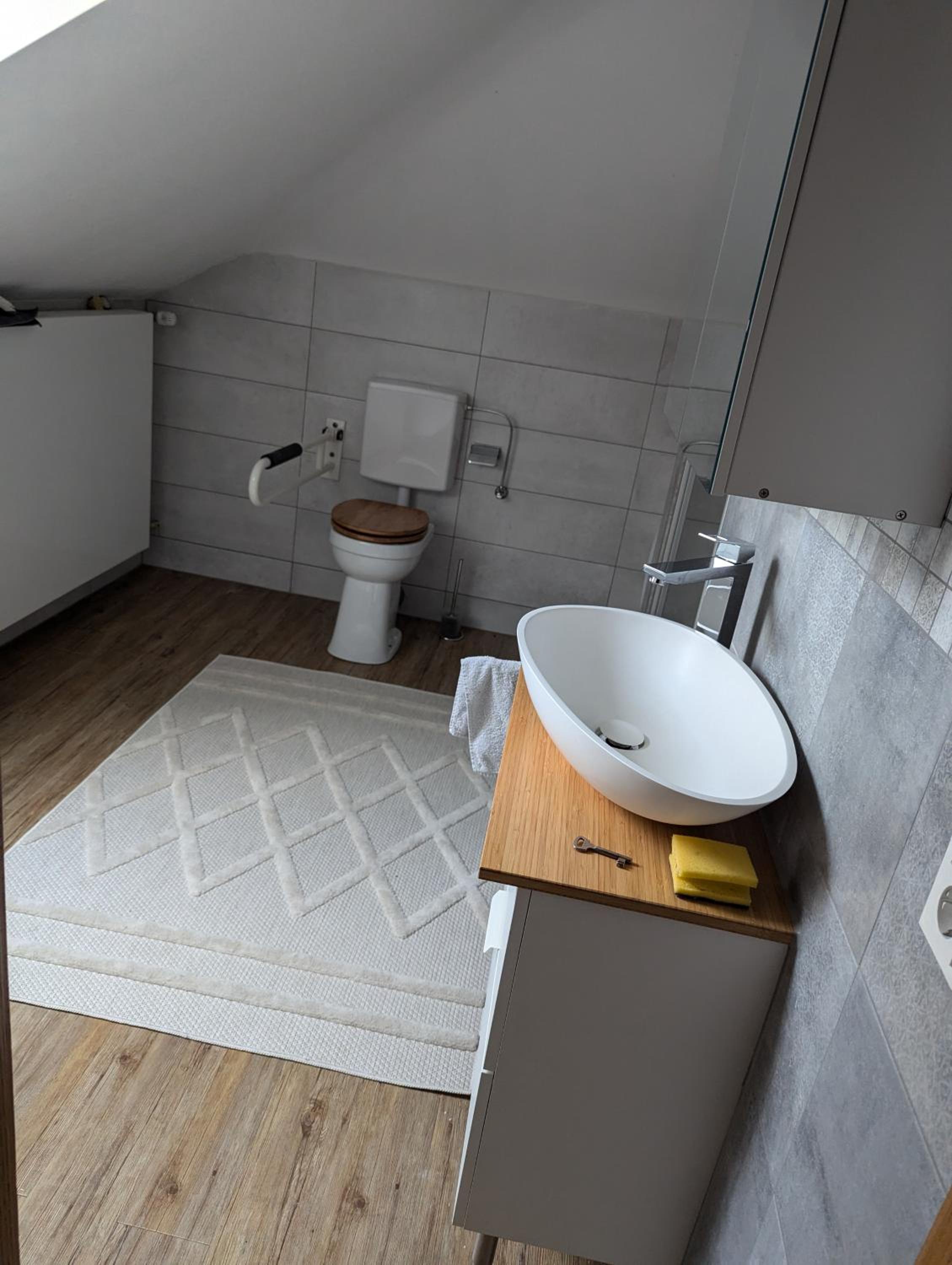 Exklusives 2 Zimmer Dachstudio mit Kamin Perfekte Lage für Phantasialand und Köln Messe inkl Parkplatz und Vollausstattung