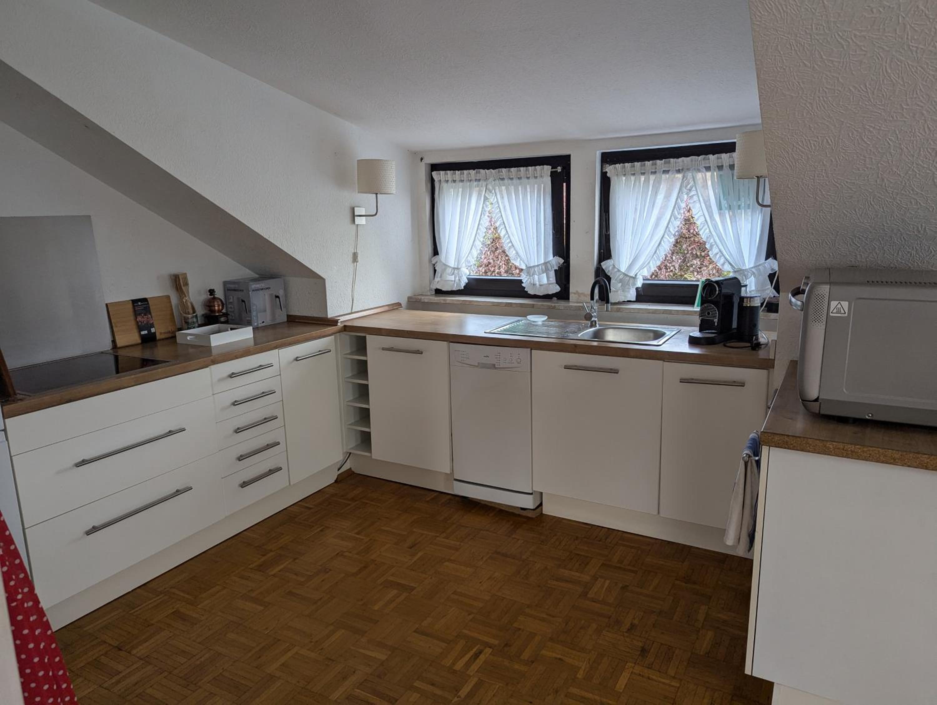 Exklusives 2 Zimmer Dachstudio mit Kamin Perfekte Lage für Phantasialand und Köln Messe inkl Parkplatz und Vollausstattung