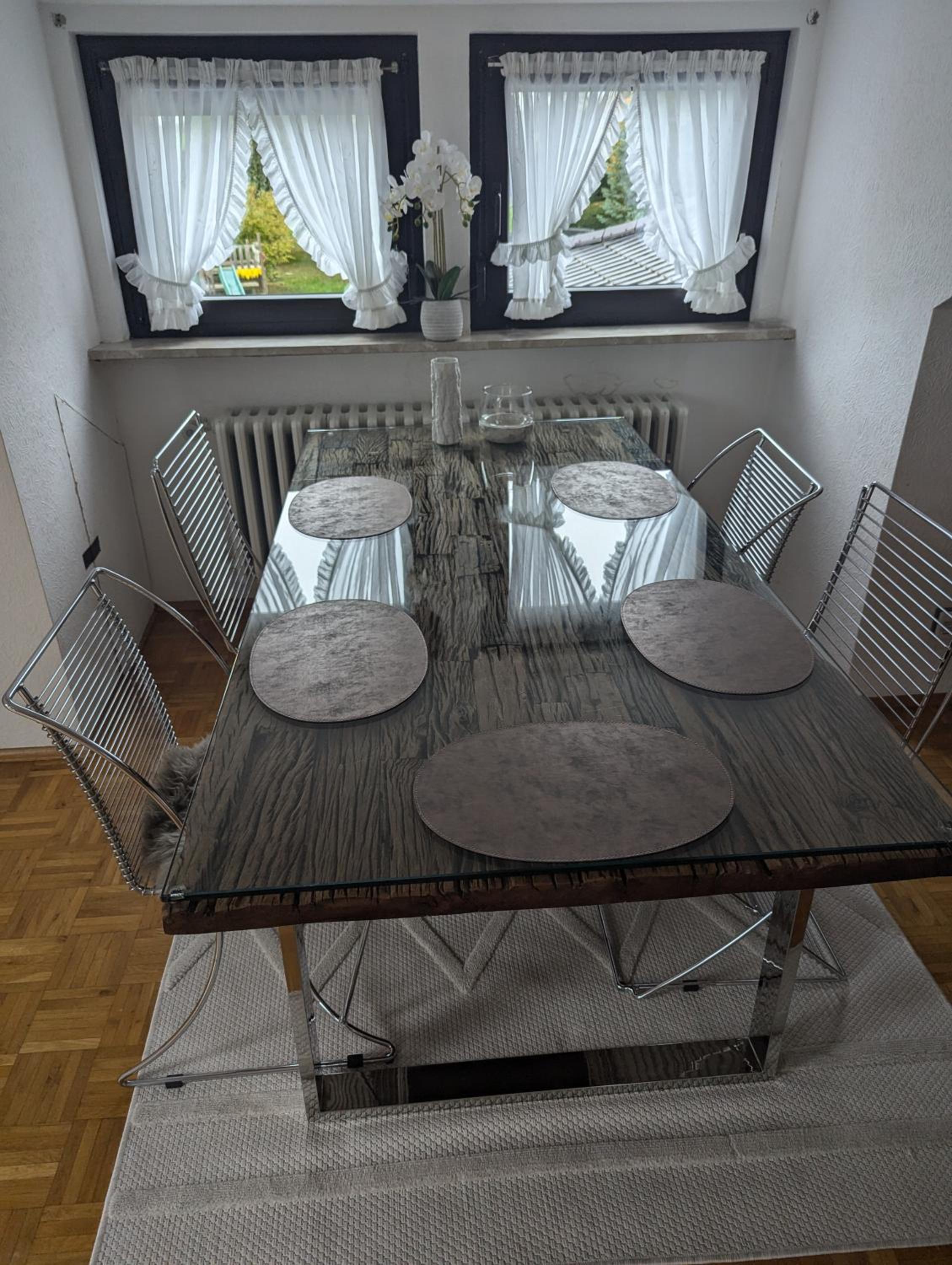 Exklusives 2 Zimmer Dachstudio mit Kamin Perfekte Lage für Phantasialand und Köln Messe inkl Parkplatz und Vollausstattung
