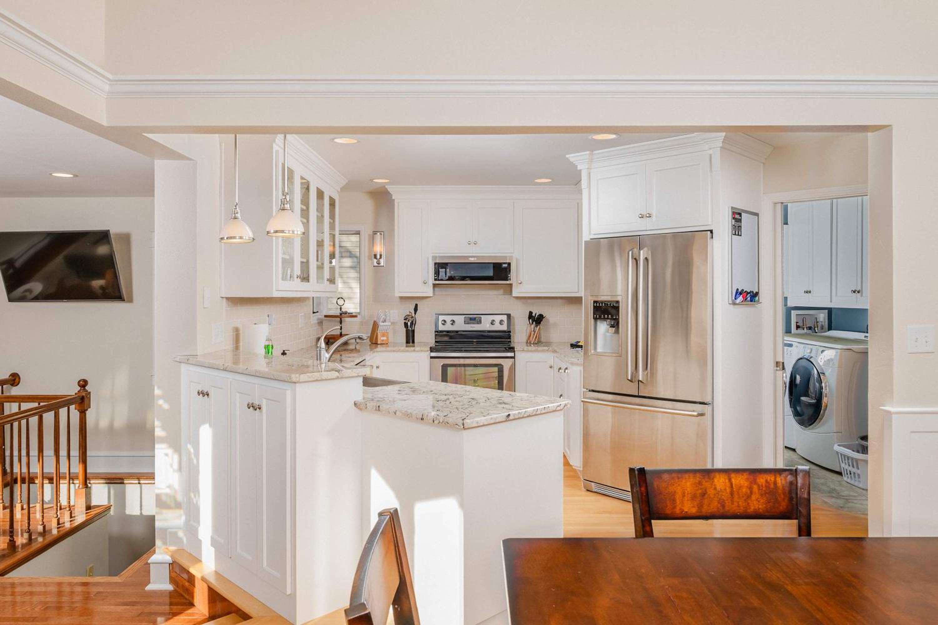 Majestic Mansion on State - Sleeps 13 view 5