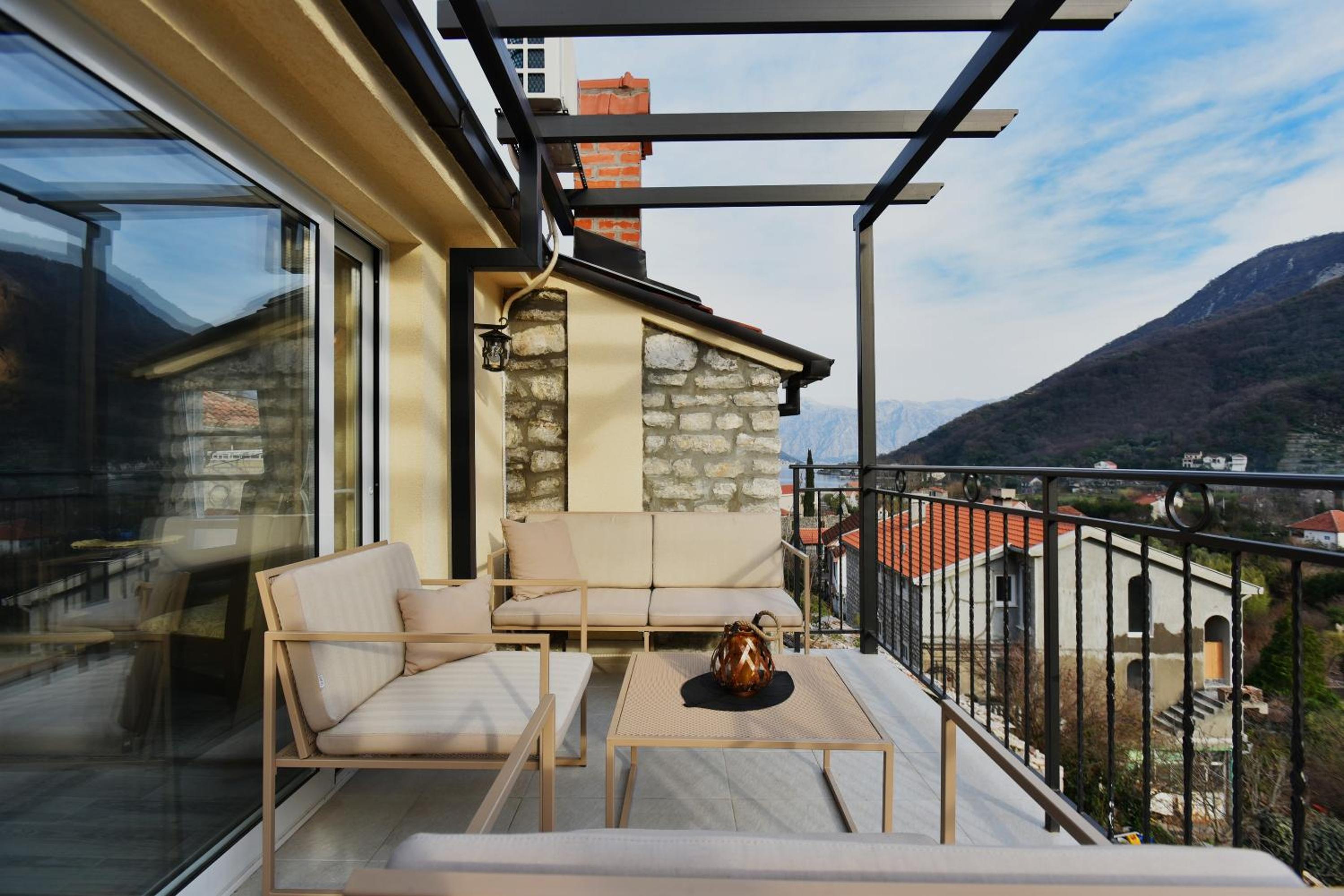 Stone house Morinj view 3