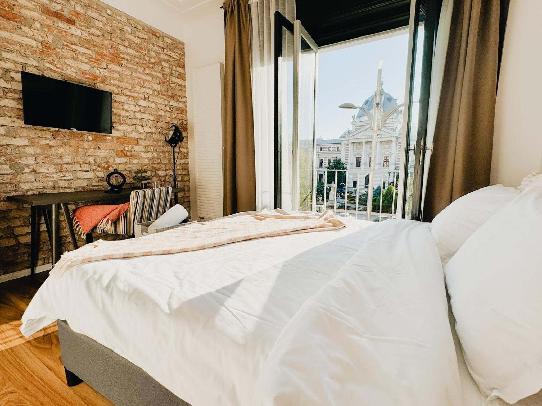 Chic Urbana: 140sqm 5-Bedroom Downtown Gem