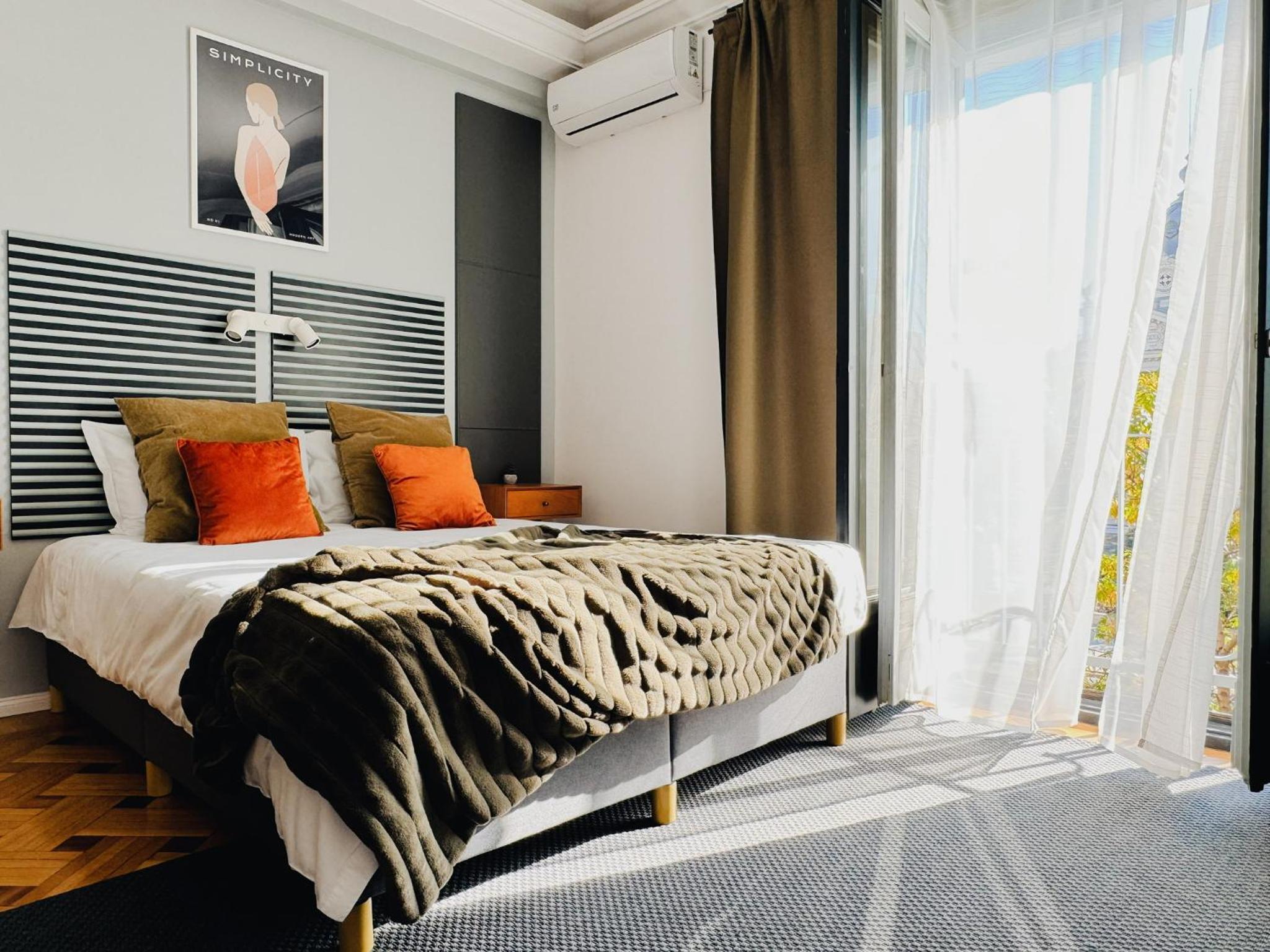 Chic Urbana: 140sqm 5-Bedroom Downtown Gem