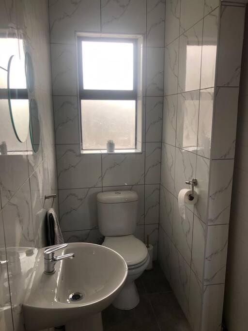 Entire Spacious Guest suite in Cape Town view 5