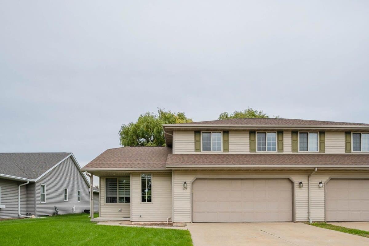-Modern Townhouse -A Short Drive to the Draft view 2