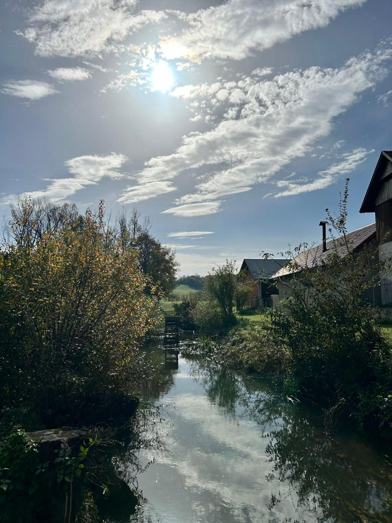 Seosko Imanje Na Obali Rijeke view 2
