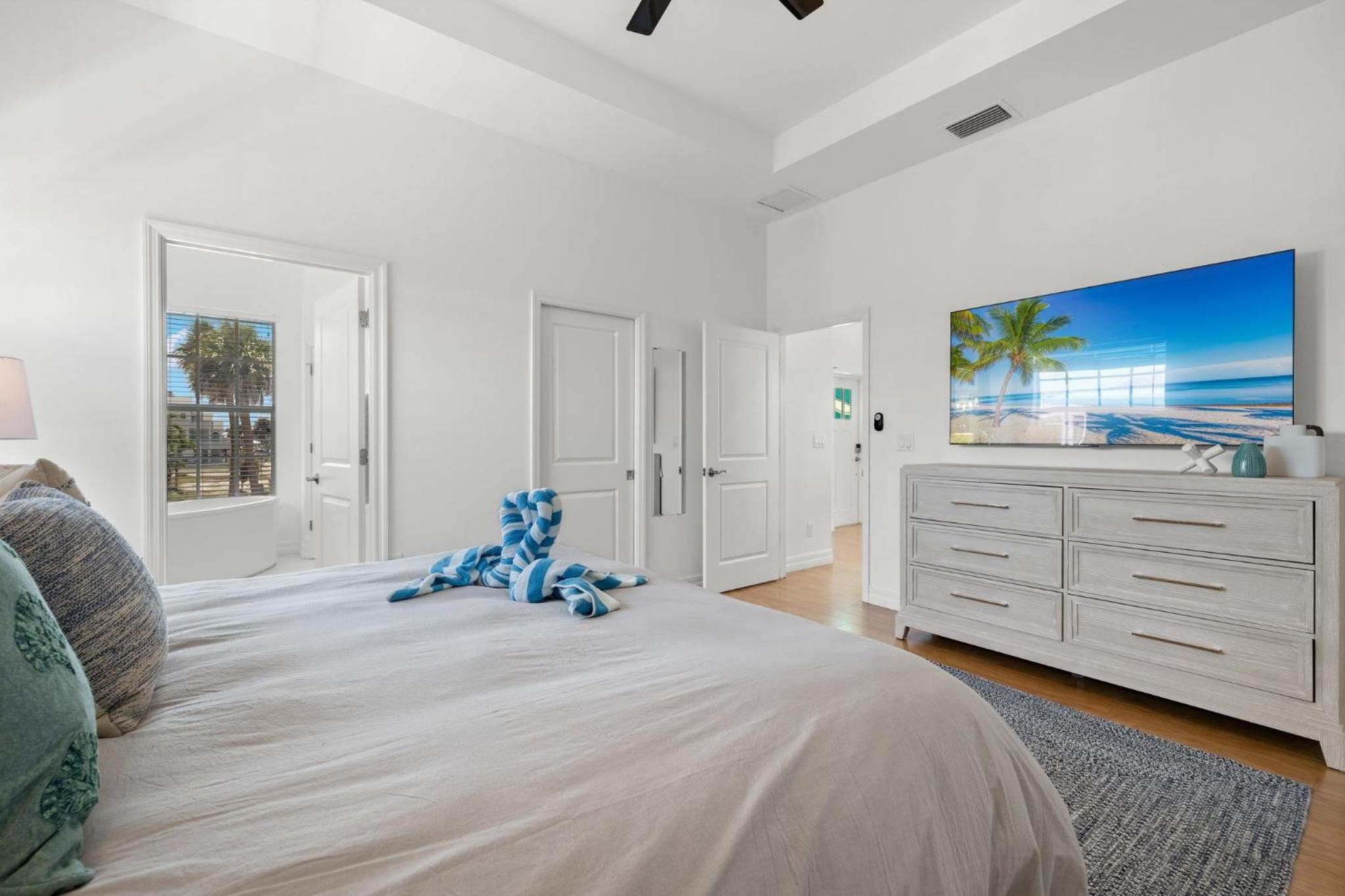 Inn-2-Blue: Poolside Fun & Beach Walks Await! view 3