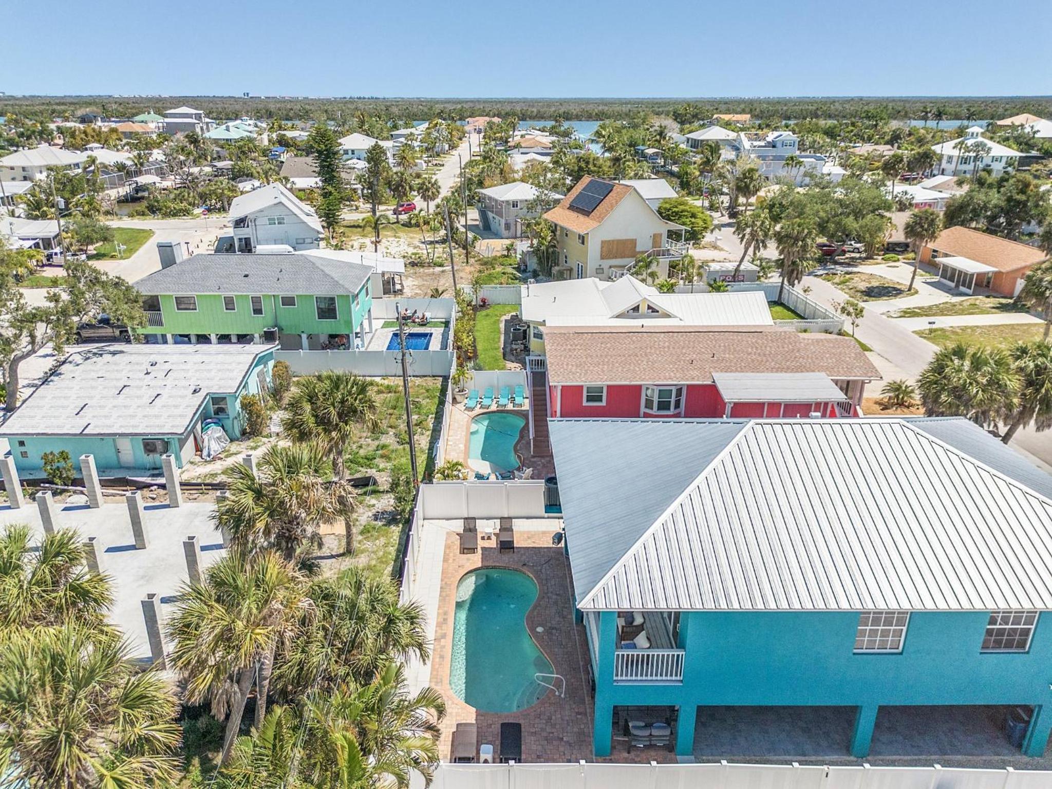 Inn-2-Blue: Poolside Fun & Beach Walks Await! view 5
