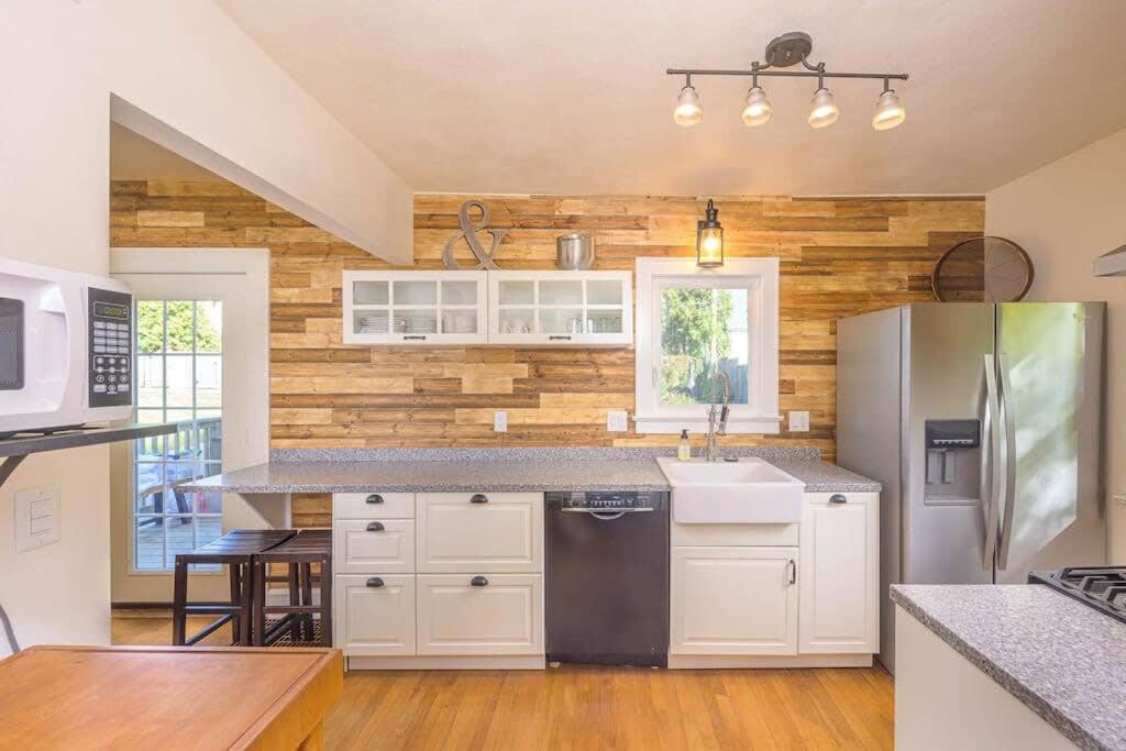 -Downtown Luxury at Lawrence view 3