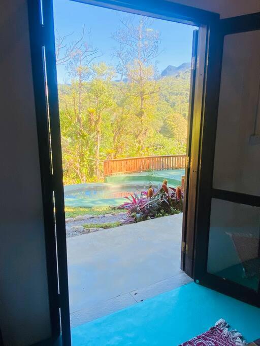 Linda Casa com piscina exclusiva e vista para a Serra do Mar