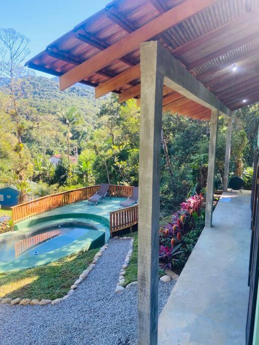 Linda Casa com piscina exclusiva e vista para a Serra do Mar