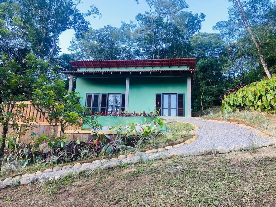 Linda Casa com piscina exclusiva e vista para a Serra do Mar