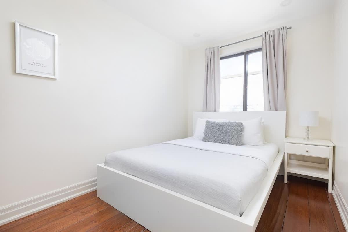 Queen West Home Steps to Best Shops & Cafes