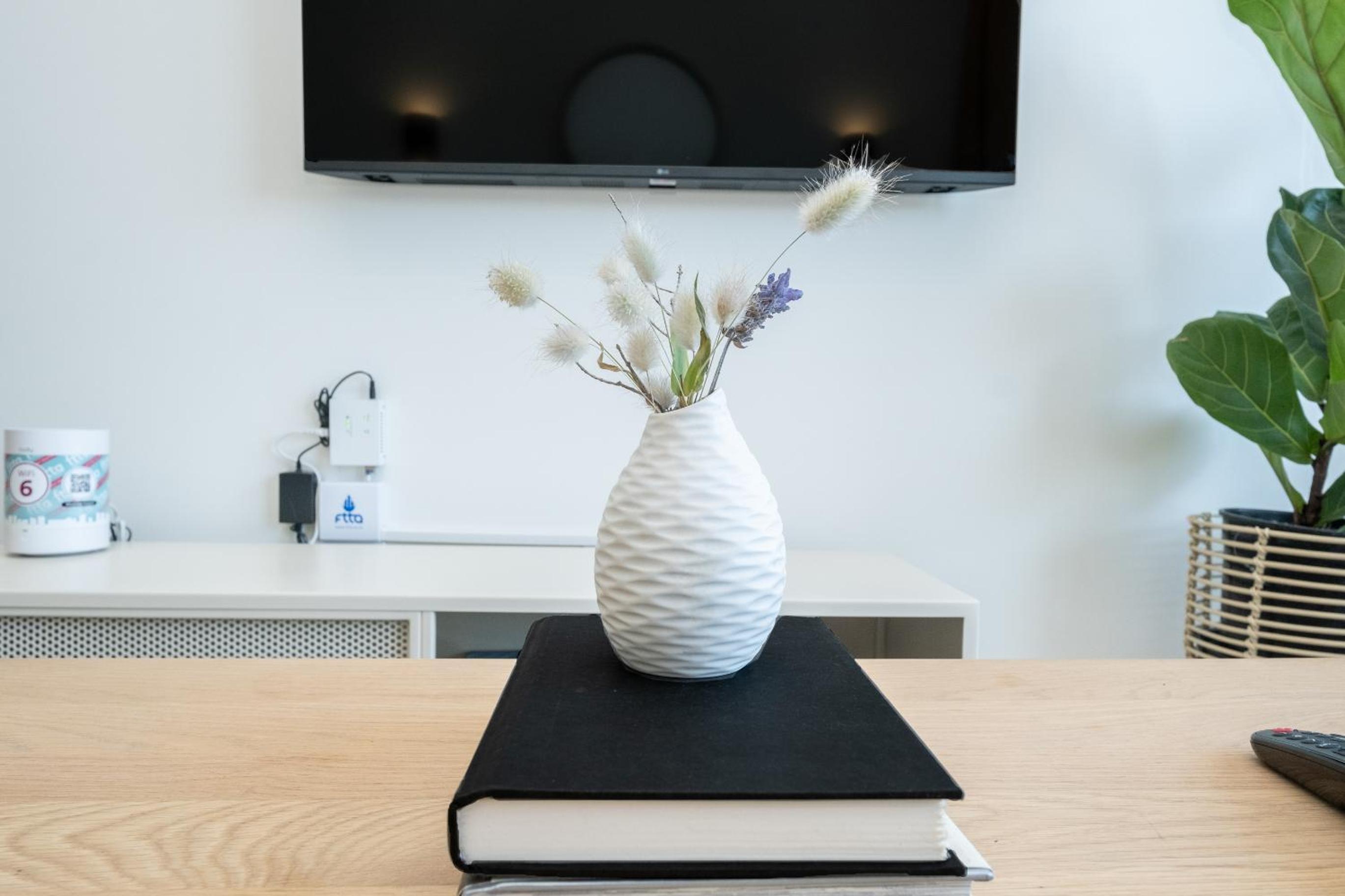 Stylish 1-Full Bedroom Apartment with a separate Living Room, Workspace and Kitchen close to the beach and best restaurants in Cape Town, secure parking view 4
