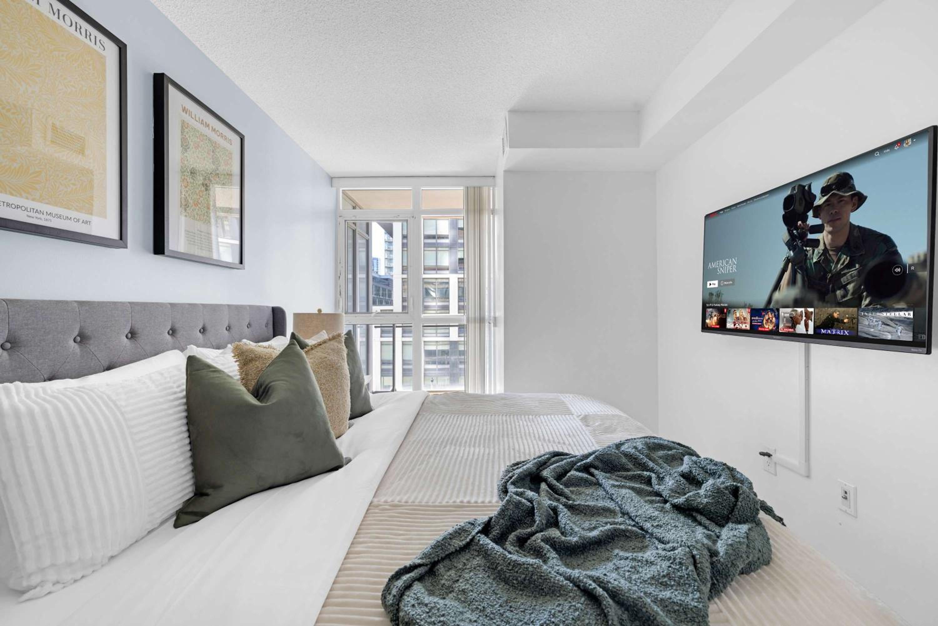 Designer Condo King Bed Free Parking