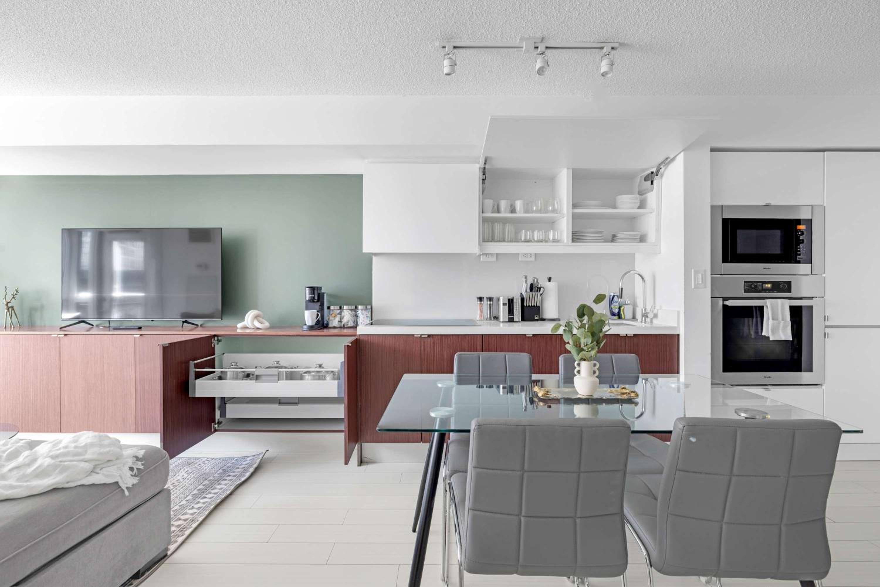 Designer Condo King Bed Free Parking