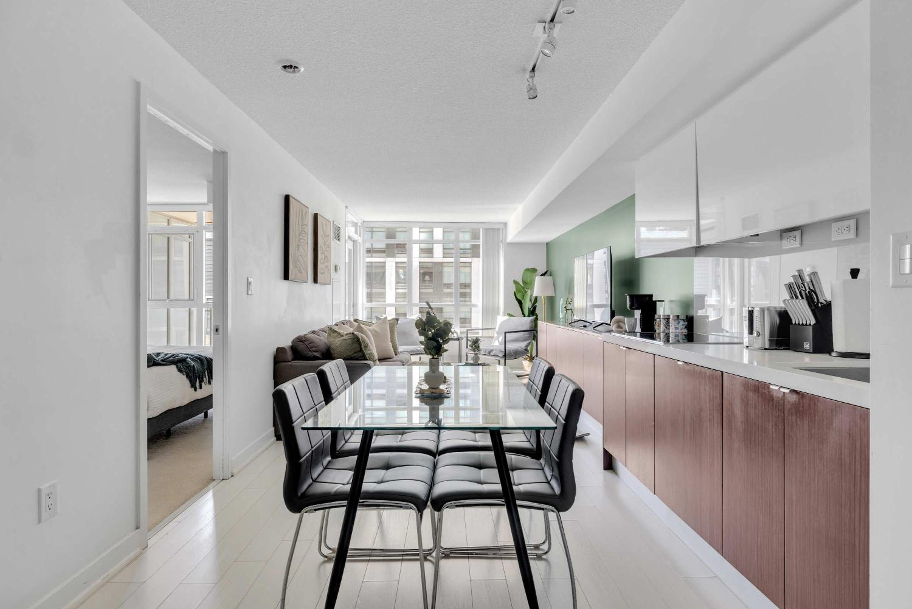 Designer Condo King Bed Free Parking