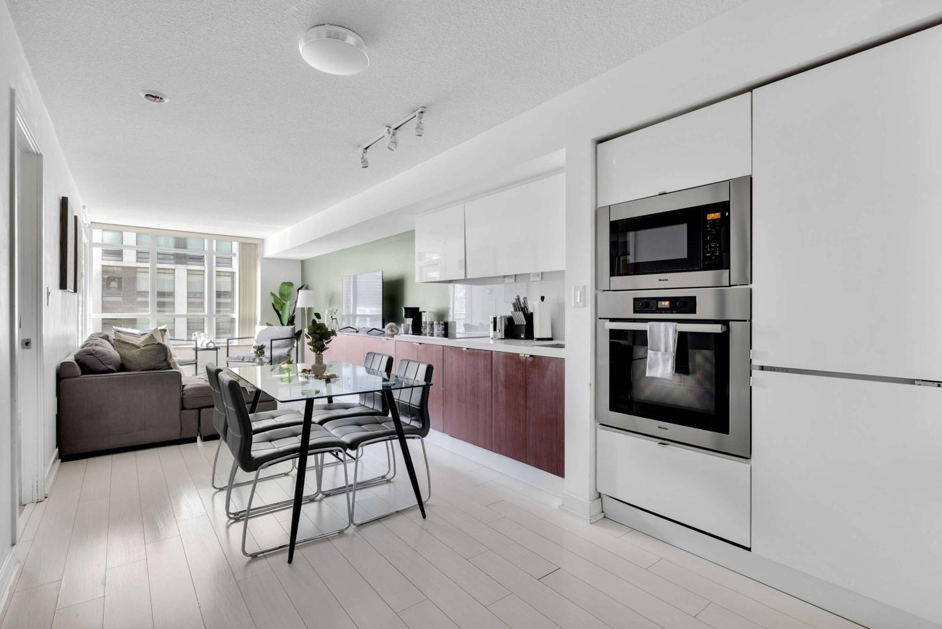 Designer Condo King Bed Free Parking