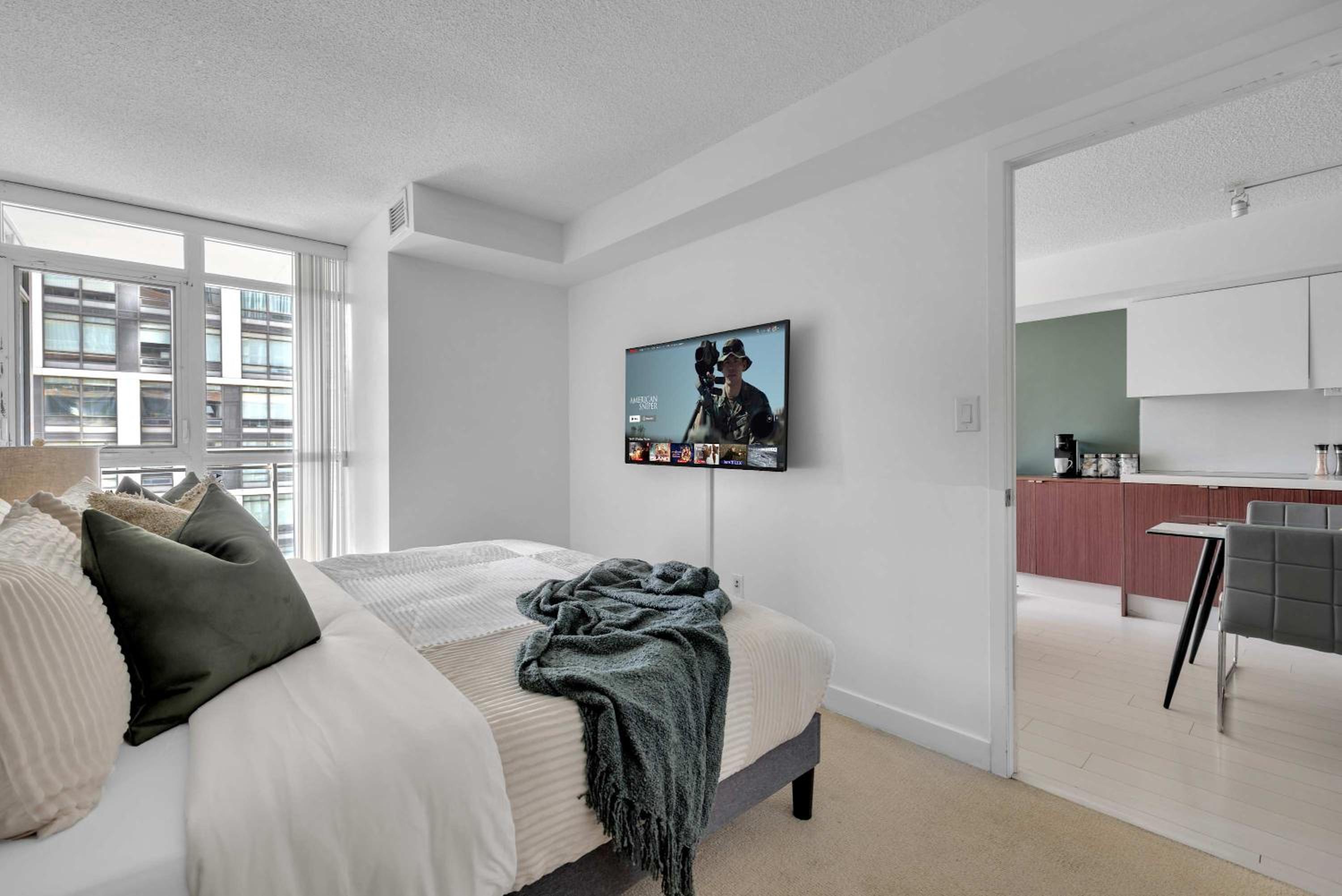Designer Condo King Bed Free Parking