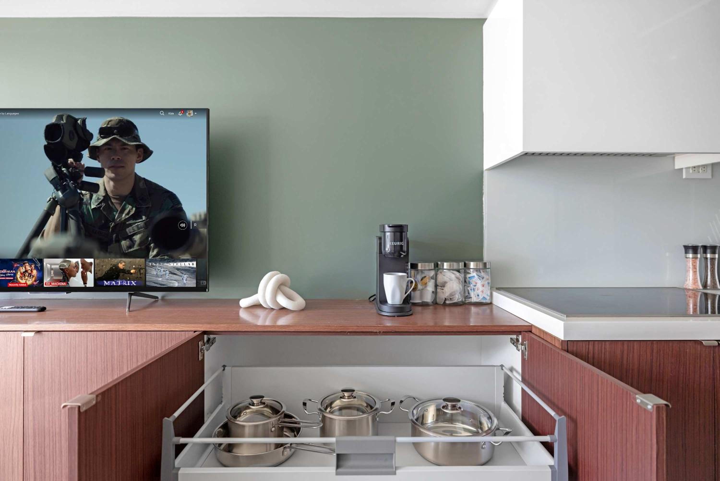 Designer Condo King Bed Free Parking