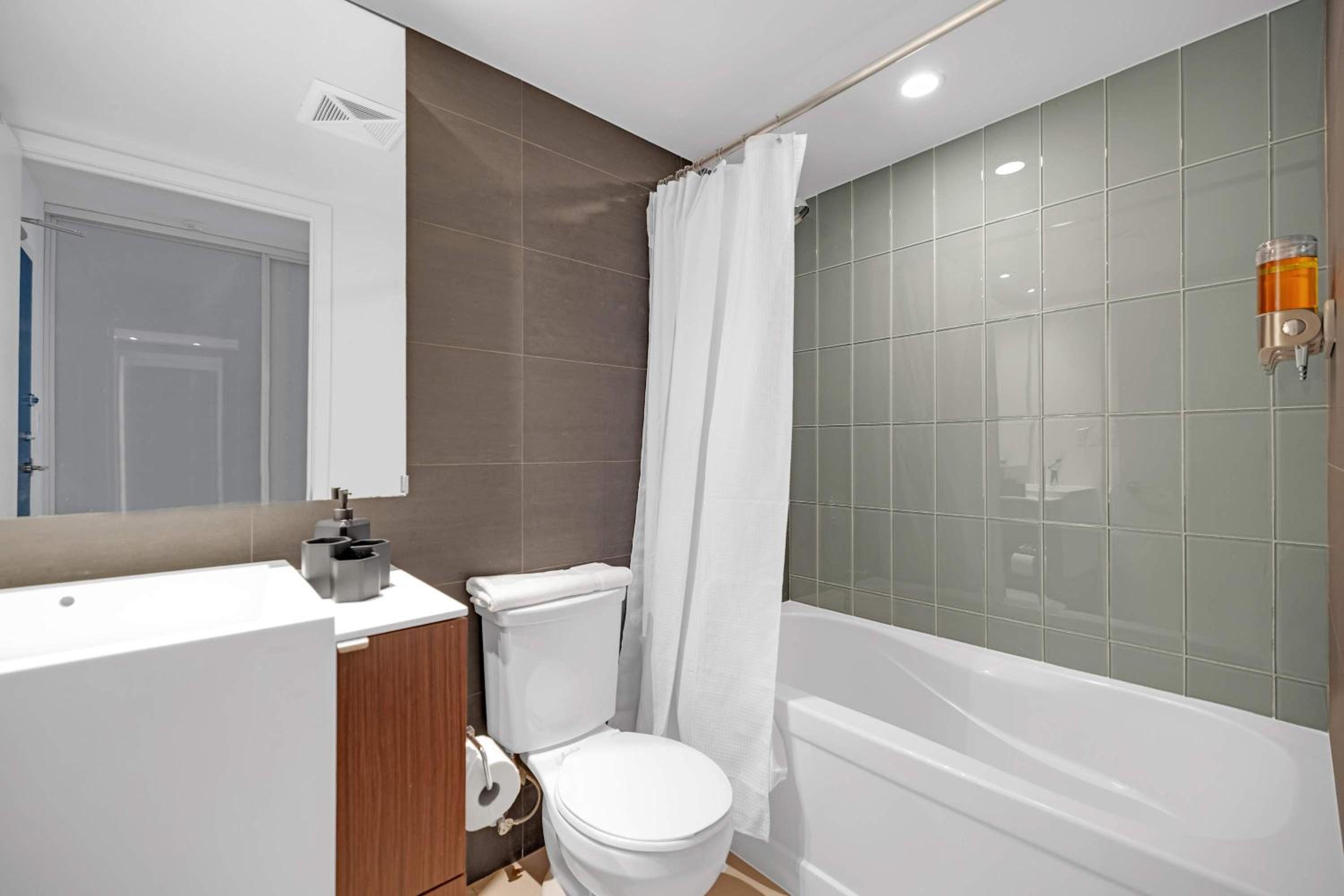 Designer Condo King Bed Free Parking