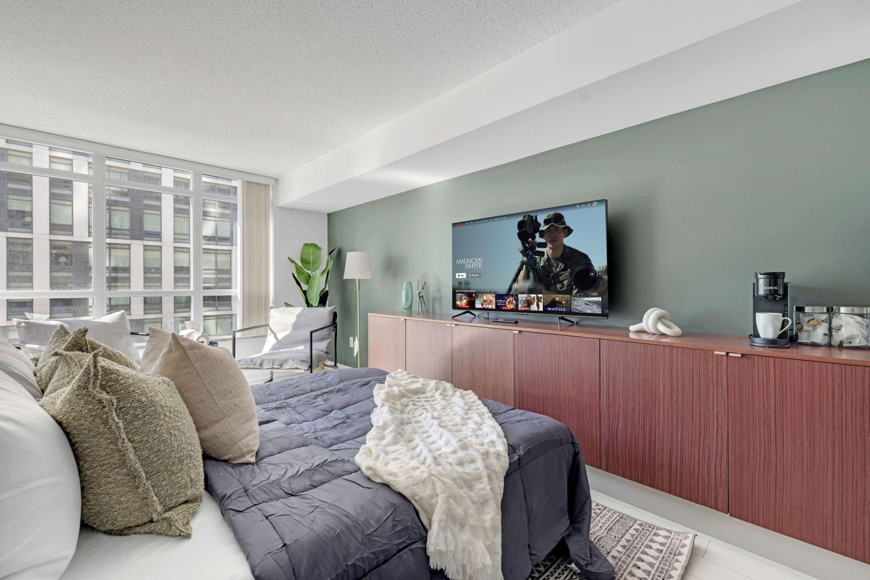 Designer Condo King Bed Free Parking