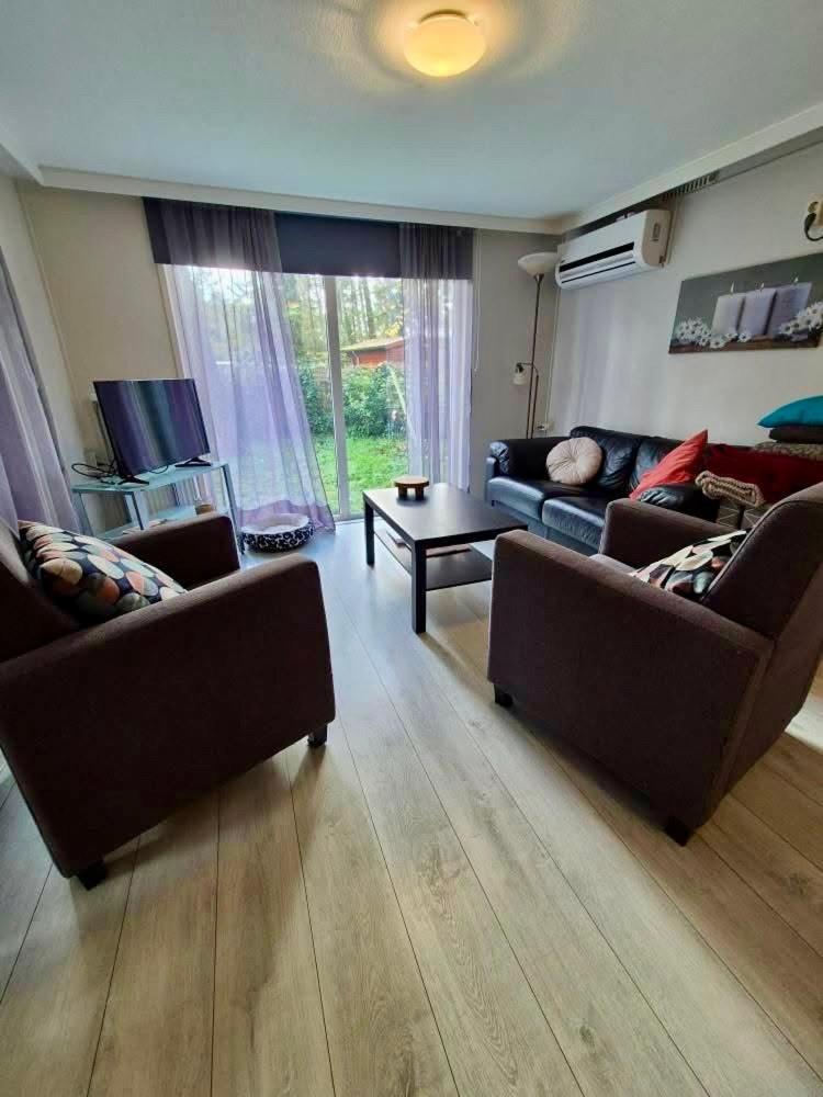 Cosy chalet Veluwe with a spacious garden and veranda view 2