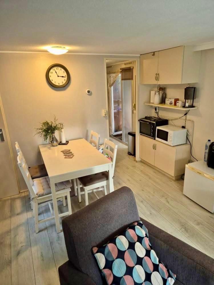 Cosy chalet Veluwe with a spacious garden and veranda view 4