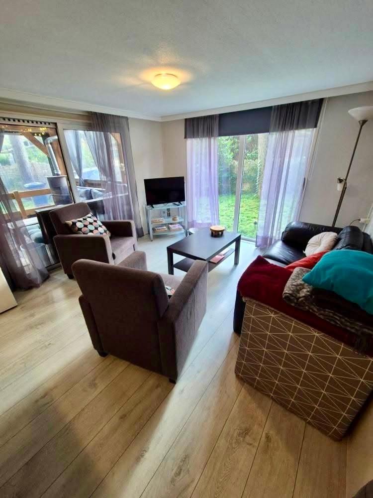 Cosy chalet Veluwe with a spacious garden and veranda view 3