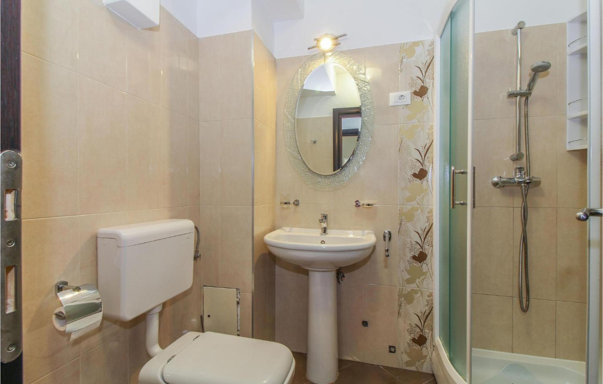 2 Bedroom Beautiful Apartment In Gracisce