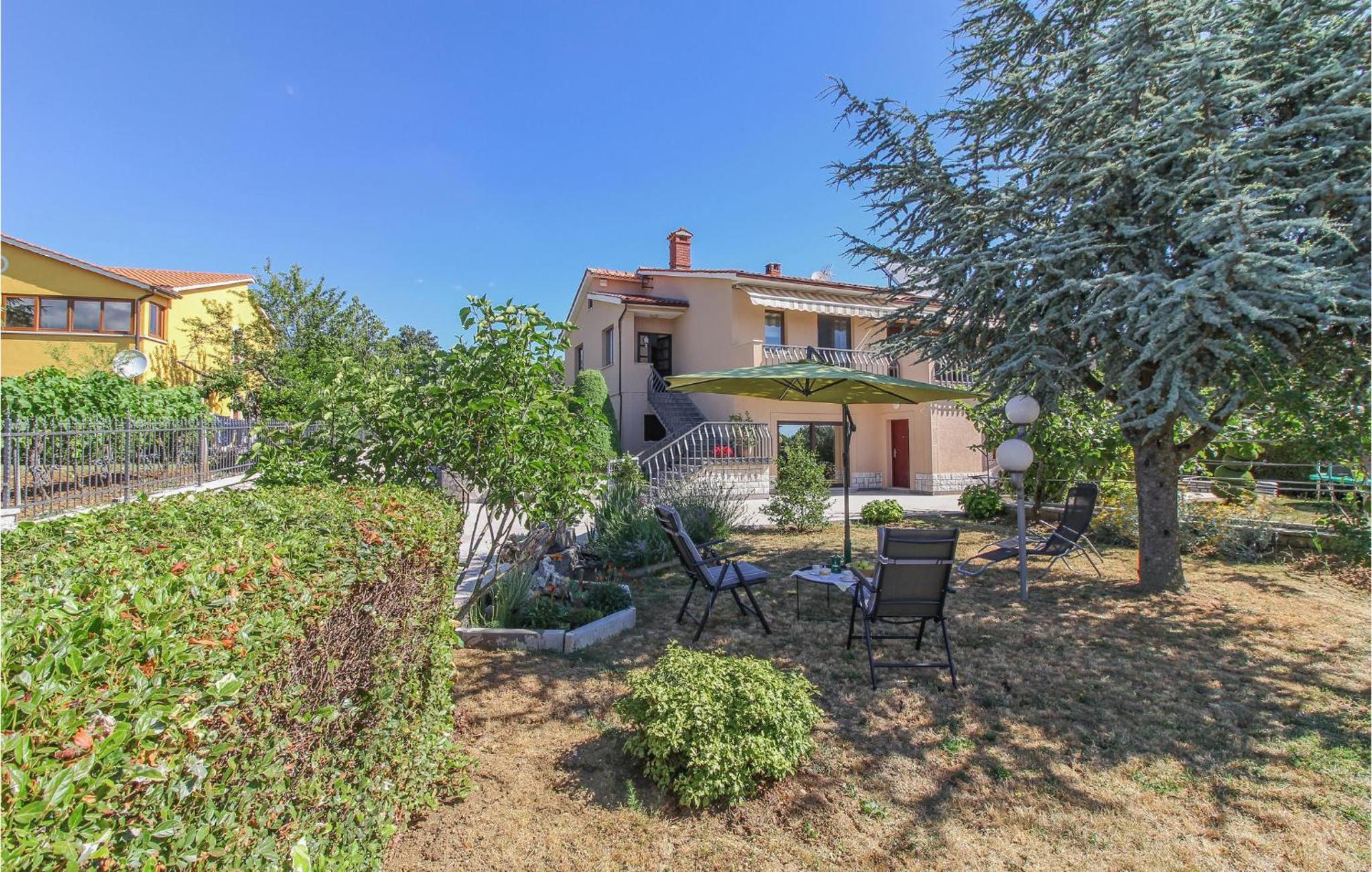2 Bedroom Beautiful Apartment In Gracisce