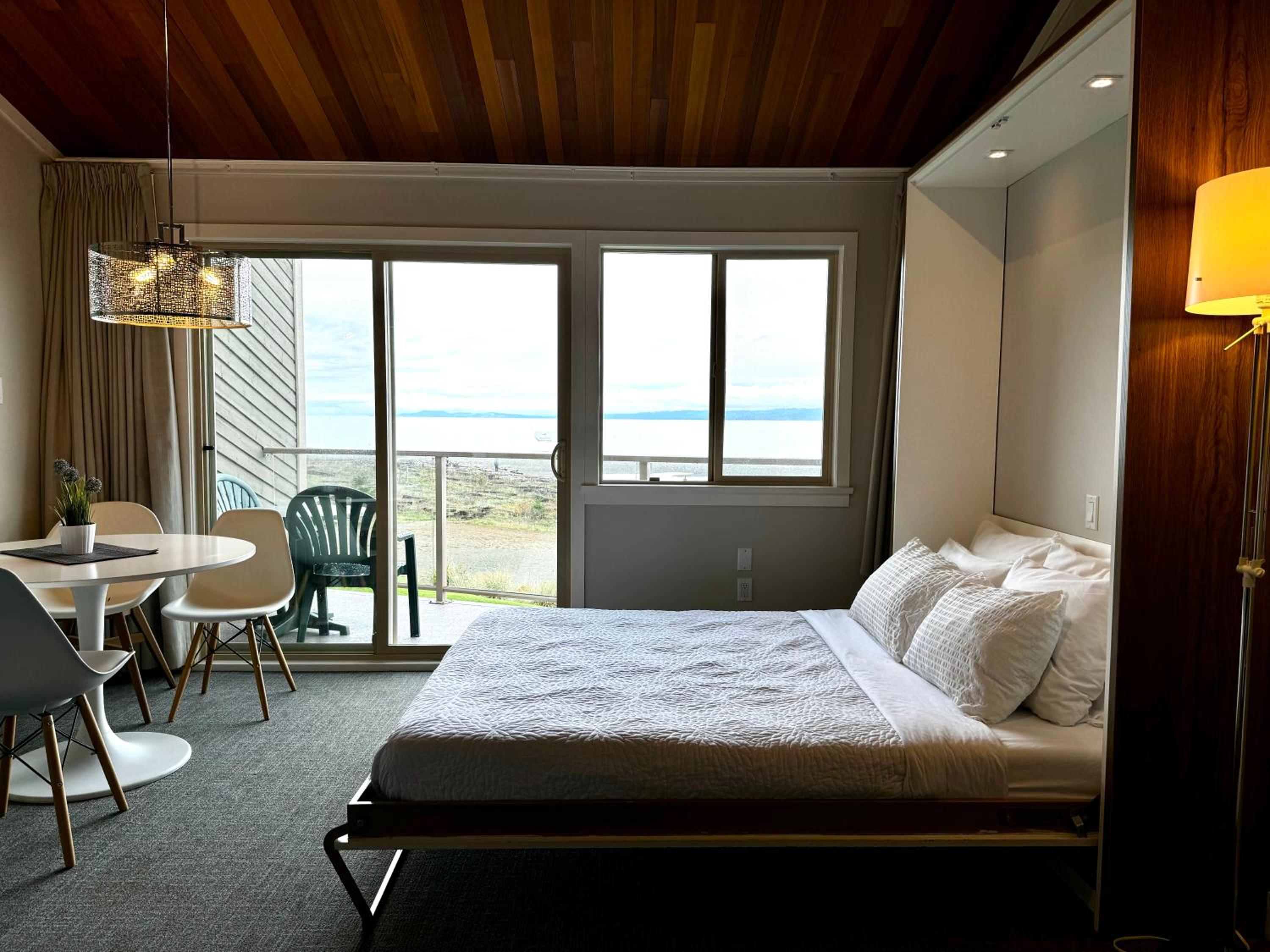 Oceanfront Studio with Loft - amazing views!