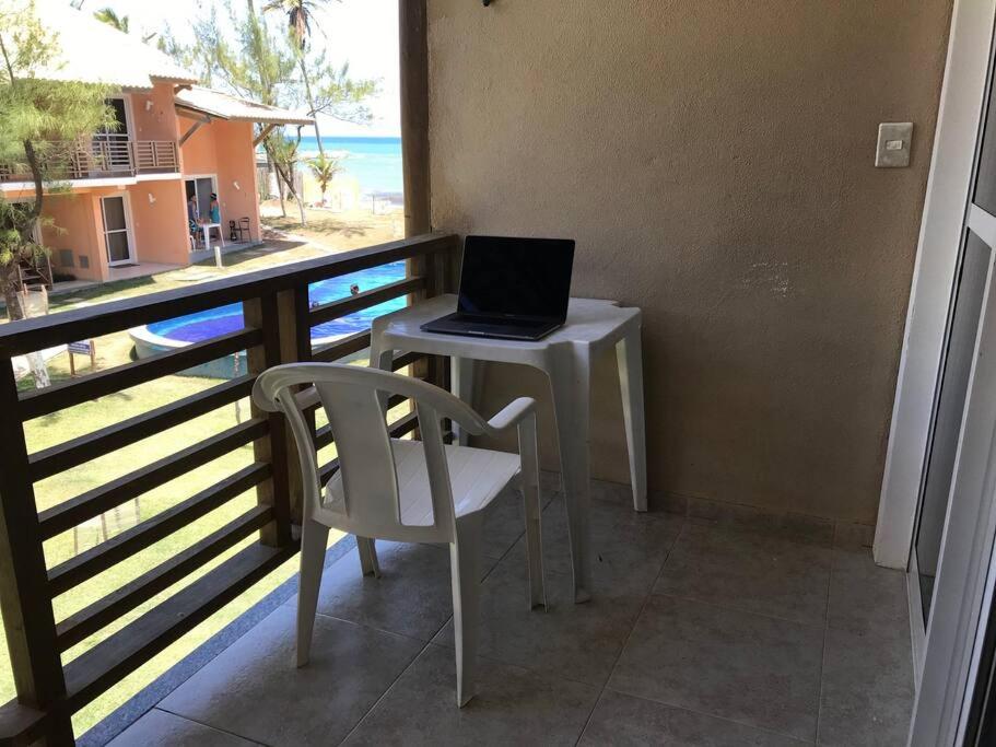 Duplex Arembepe, beira mar, piscina i wifi