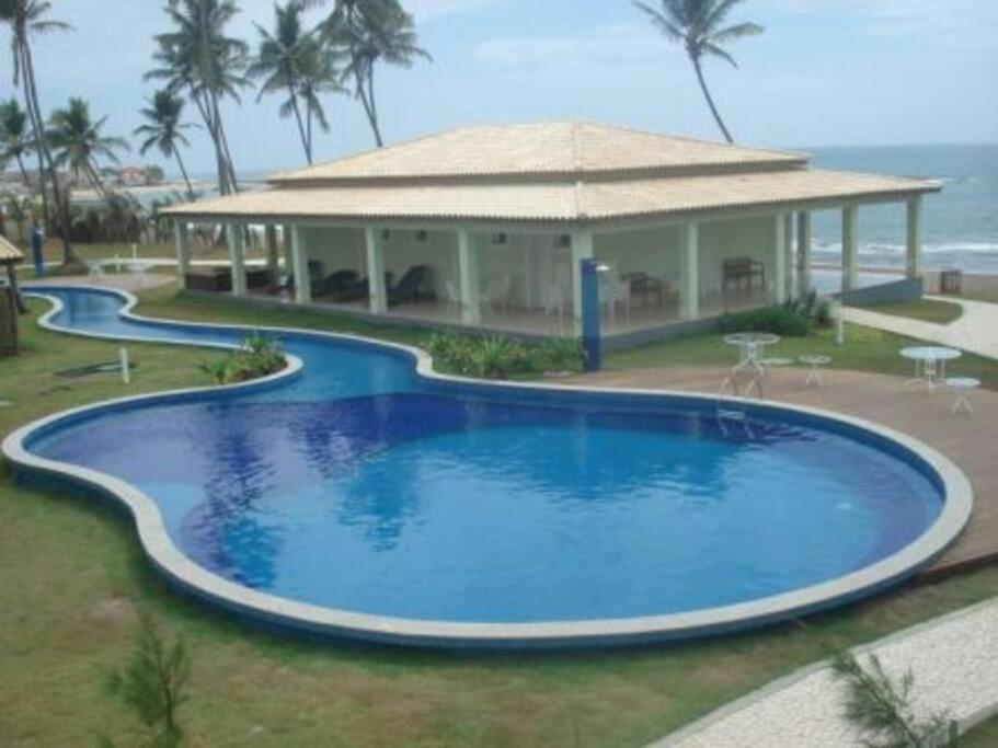 Duplex Arembepe, beira mar, piscina i wifi