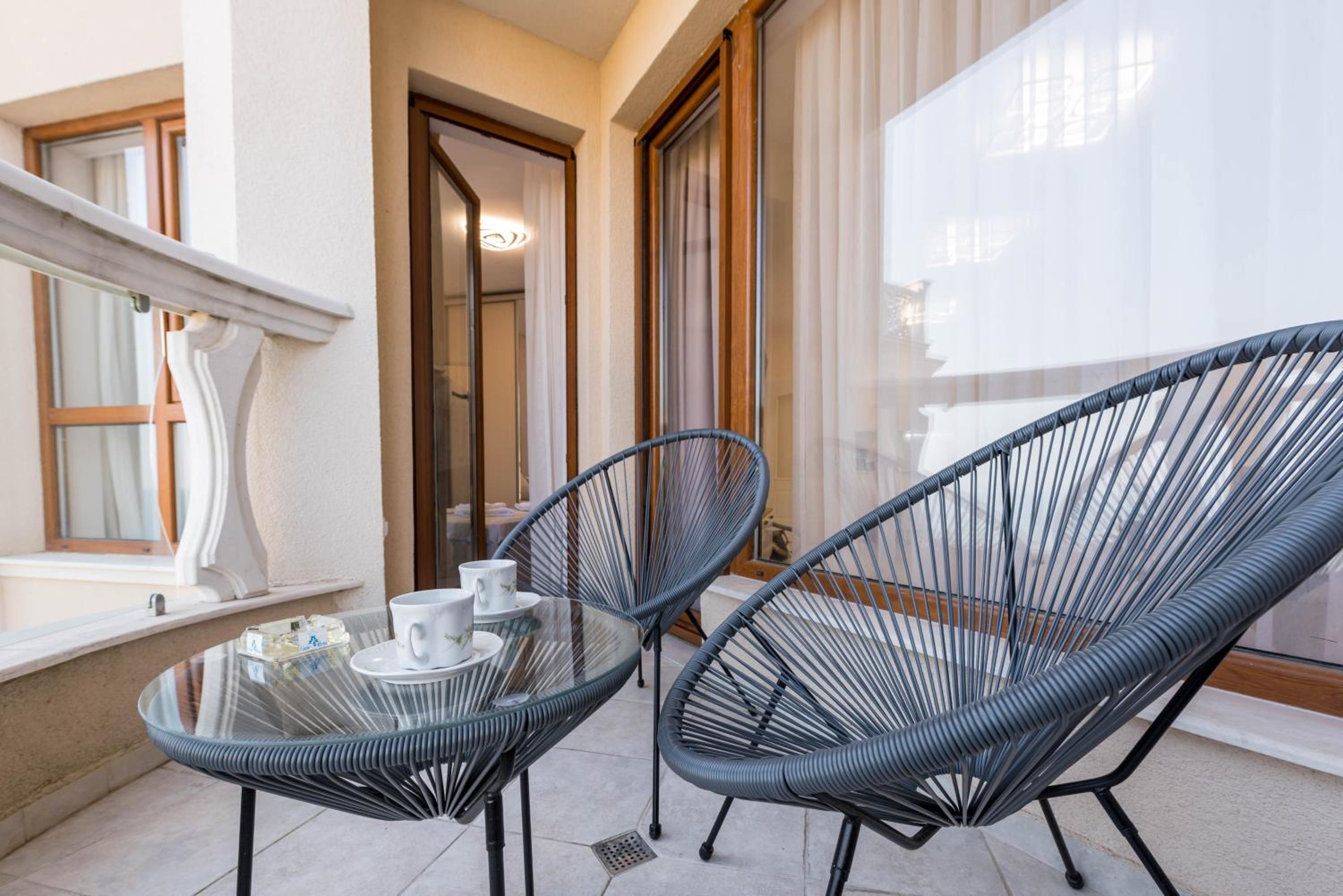 Luxurious and panoramic apartments at the beach in La Mer complex